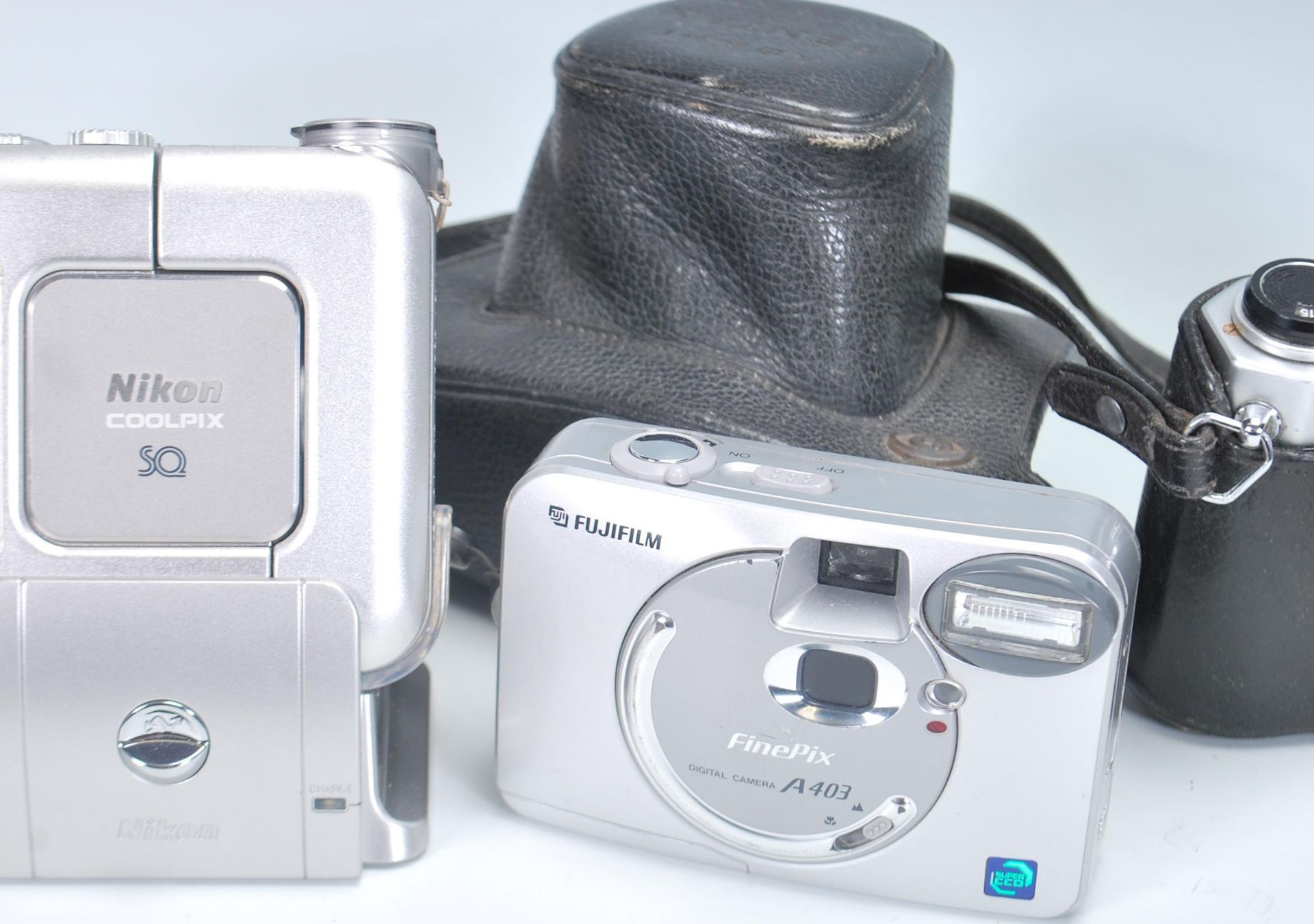 A collection of vintage and later cameras to include a Asahi Pentax Spotmatic 2667559 within - Bild 5 aus 5