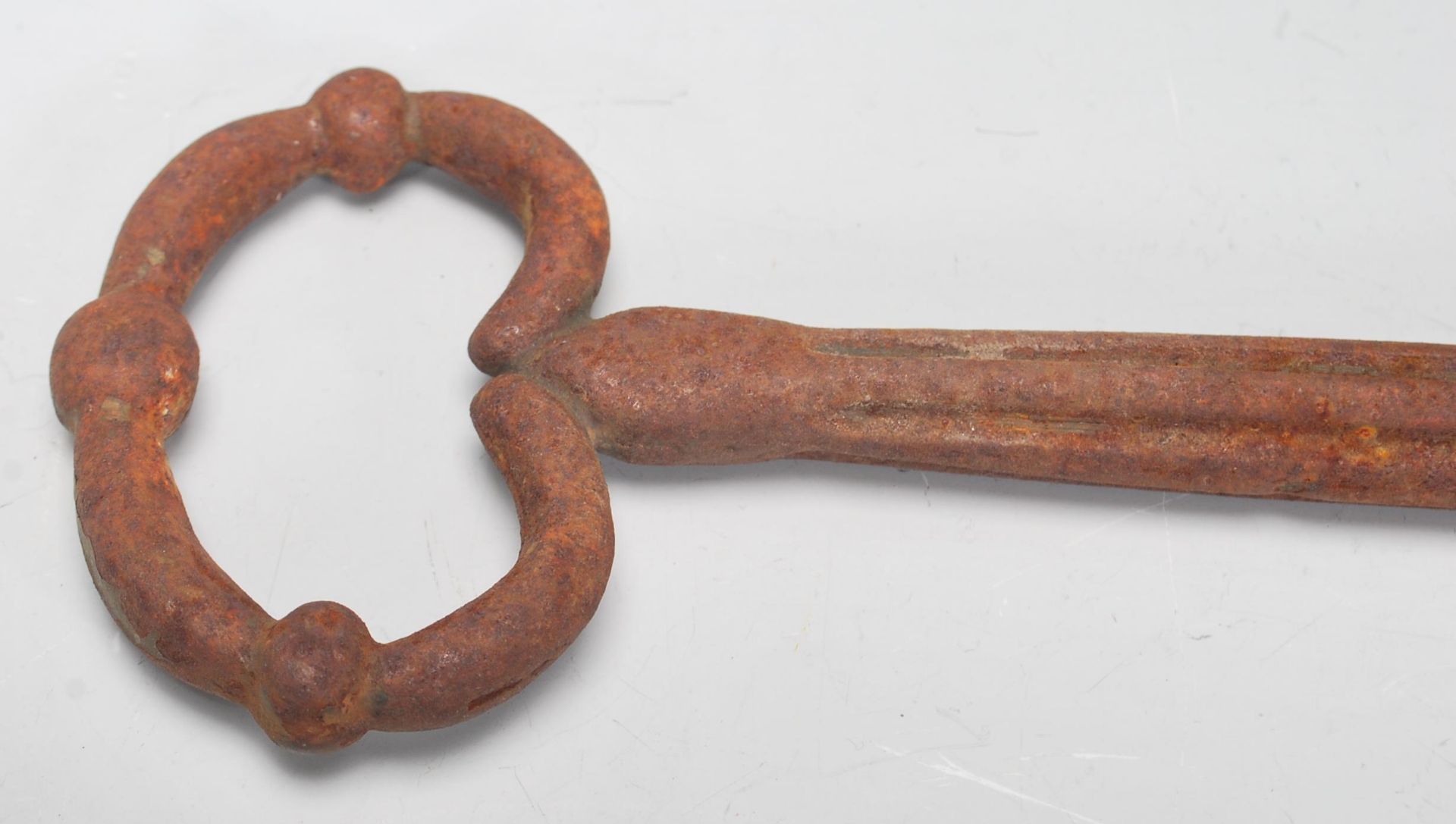 An unusually large believed 17th / 18th century cast iron door key being cast as a single piece - Bild 4 aus 4