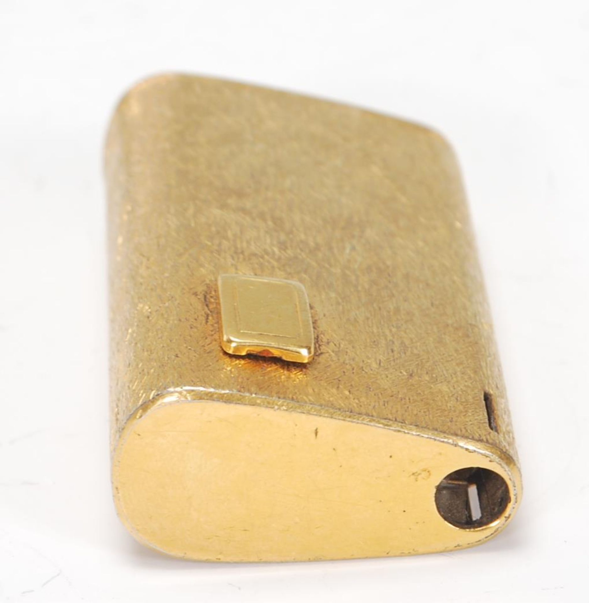 A vintage mid 20th Century Ronson 15V cigarette lighter having a gilt finish of curved triangular - Bild 6 aus 6