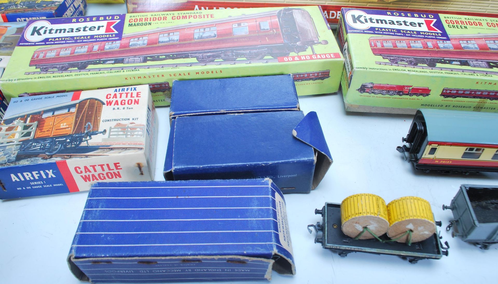 A collection of assorted vintage 00 gauge model railway locomotive train set rolling stock to - Bild 10 aus 12