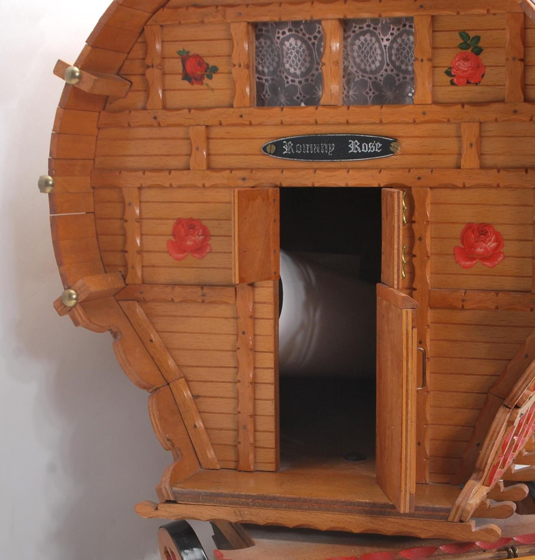 A large vintage 20th Century Gypsy Caravan and shire horse. The gypsy wagon of domed form with - Bild 5 aus 10