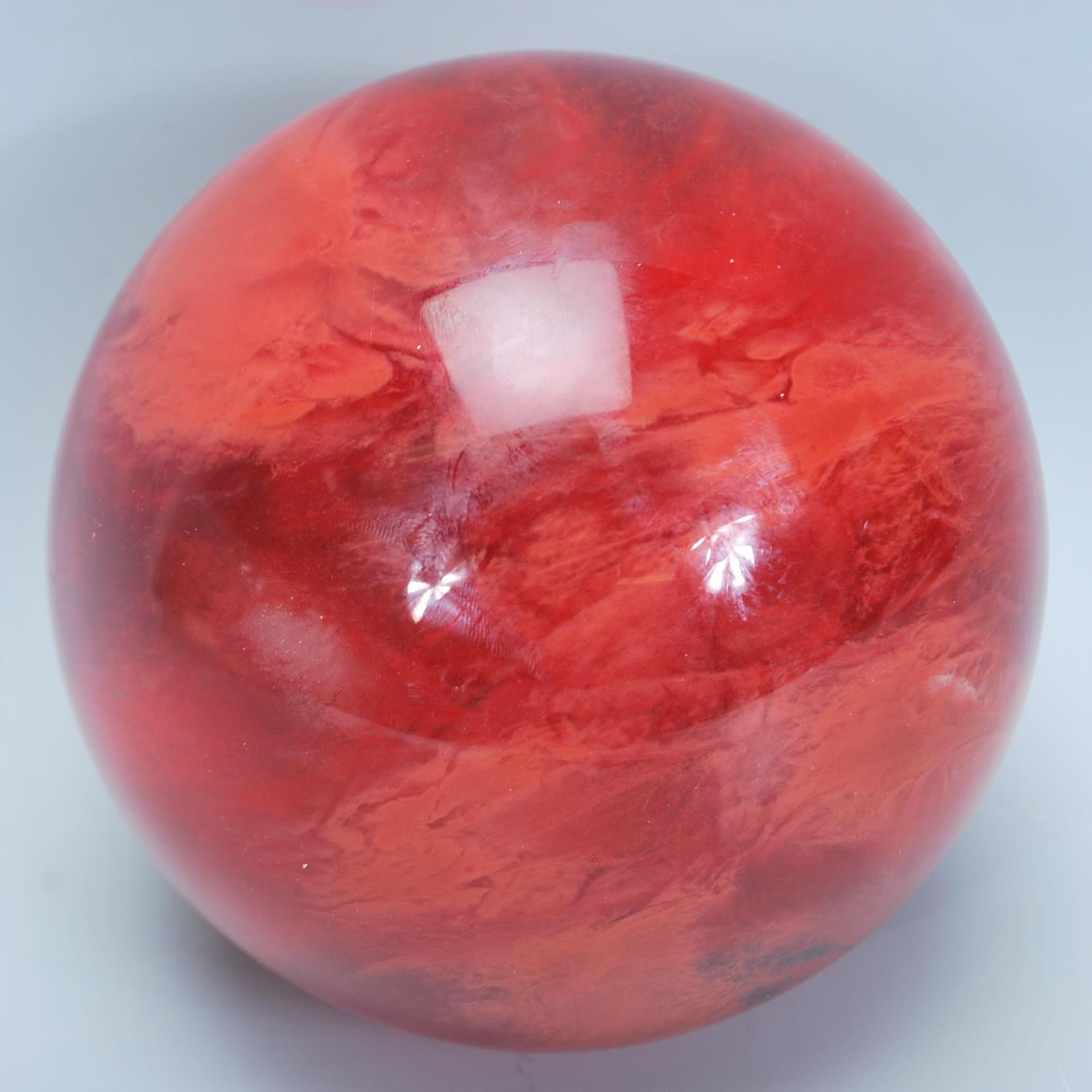 A vintage 20th Century heavy red glass witch type ball / decorative orb with swirl decoration within - Bild 3 aus 5