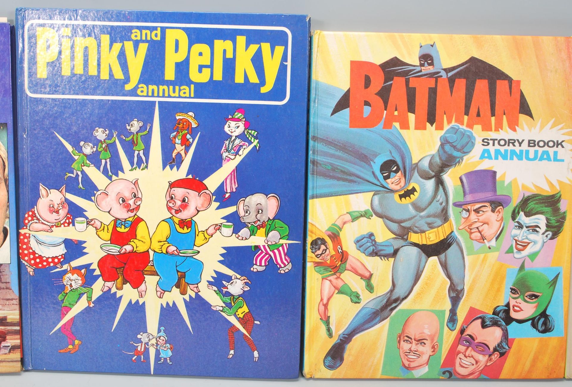 A collection of vintage retro original 1970's TV & Film related annuals comprising Batman, The Six - Bild 3 aus 4