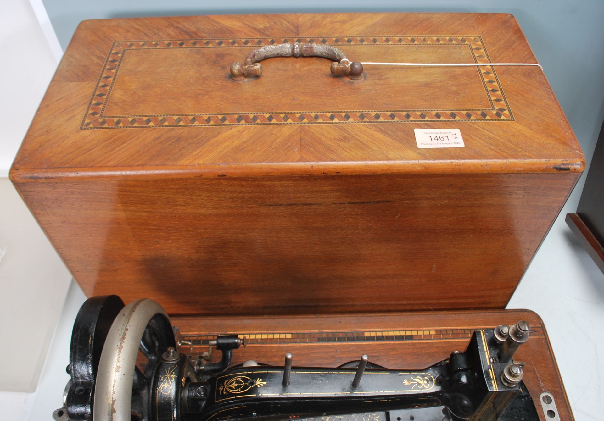 An Edwardian mahogany inlaid cased Singer sewing machine, the case complete with the key housing - Bild 4 aus 5