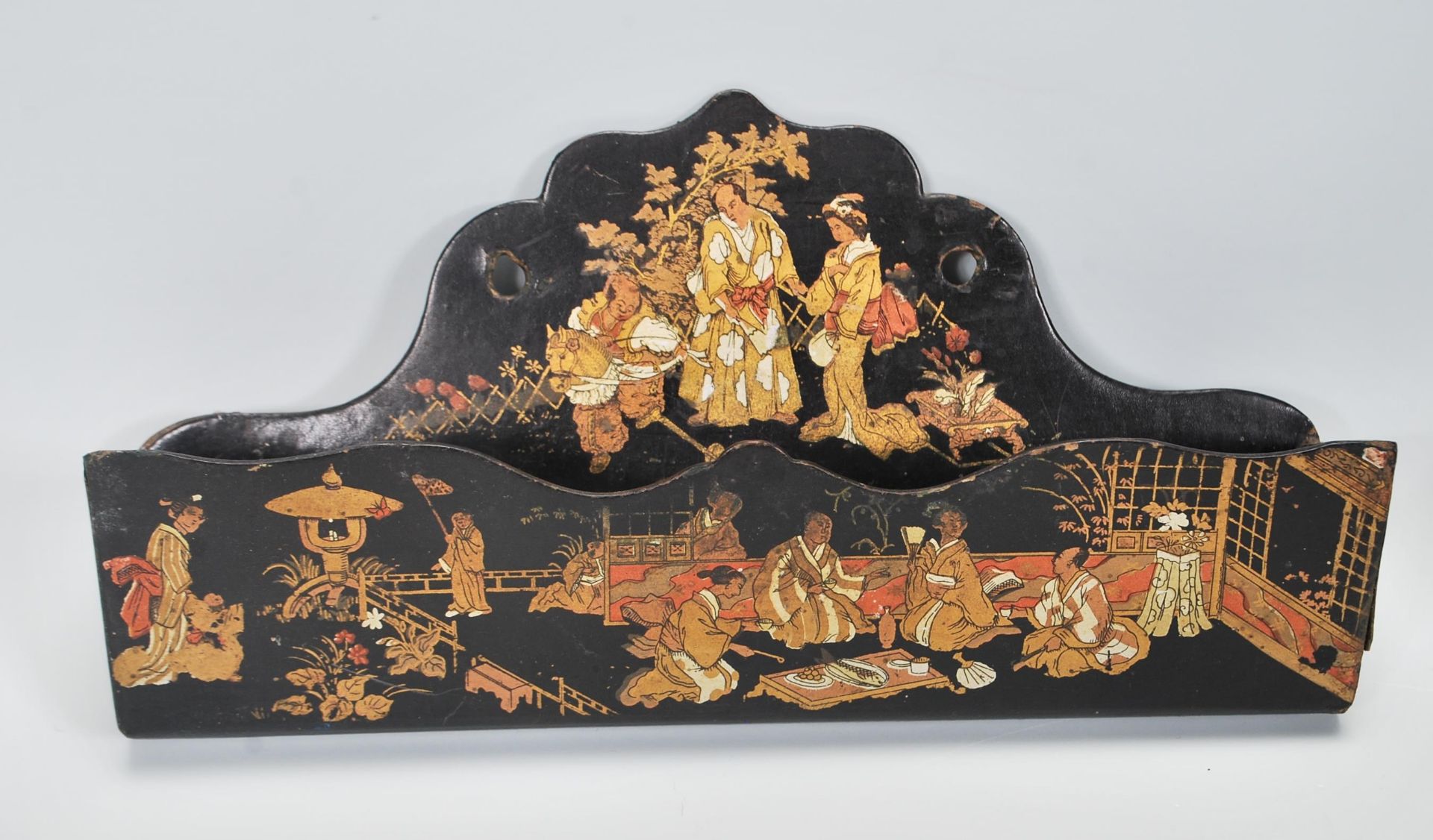 A vintage mid 20th Century Chinese lacquer wall mounting letter rack decorated with gilt Chinese - Bild 5 aus 6