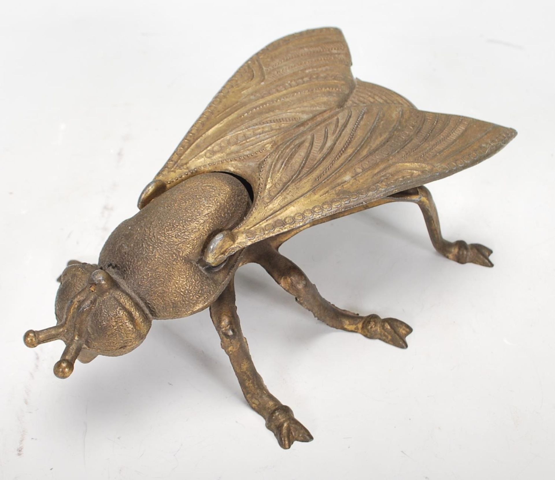 A vintage 20th Century brass ashtray in the form of a blue bottle fly, the wings lifting to reveal - Bild 5 aus 9