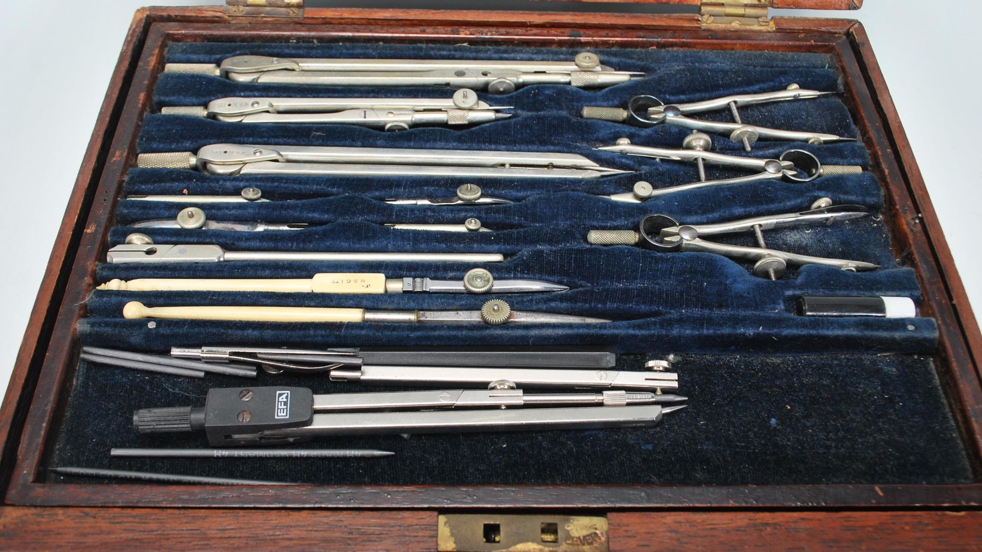 A vintage 1920's / 30's mahogany cased draughtsman / engineers drawing tool set having a blue velvet - Bild 2 aus 7