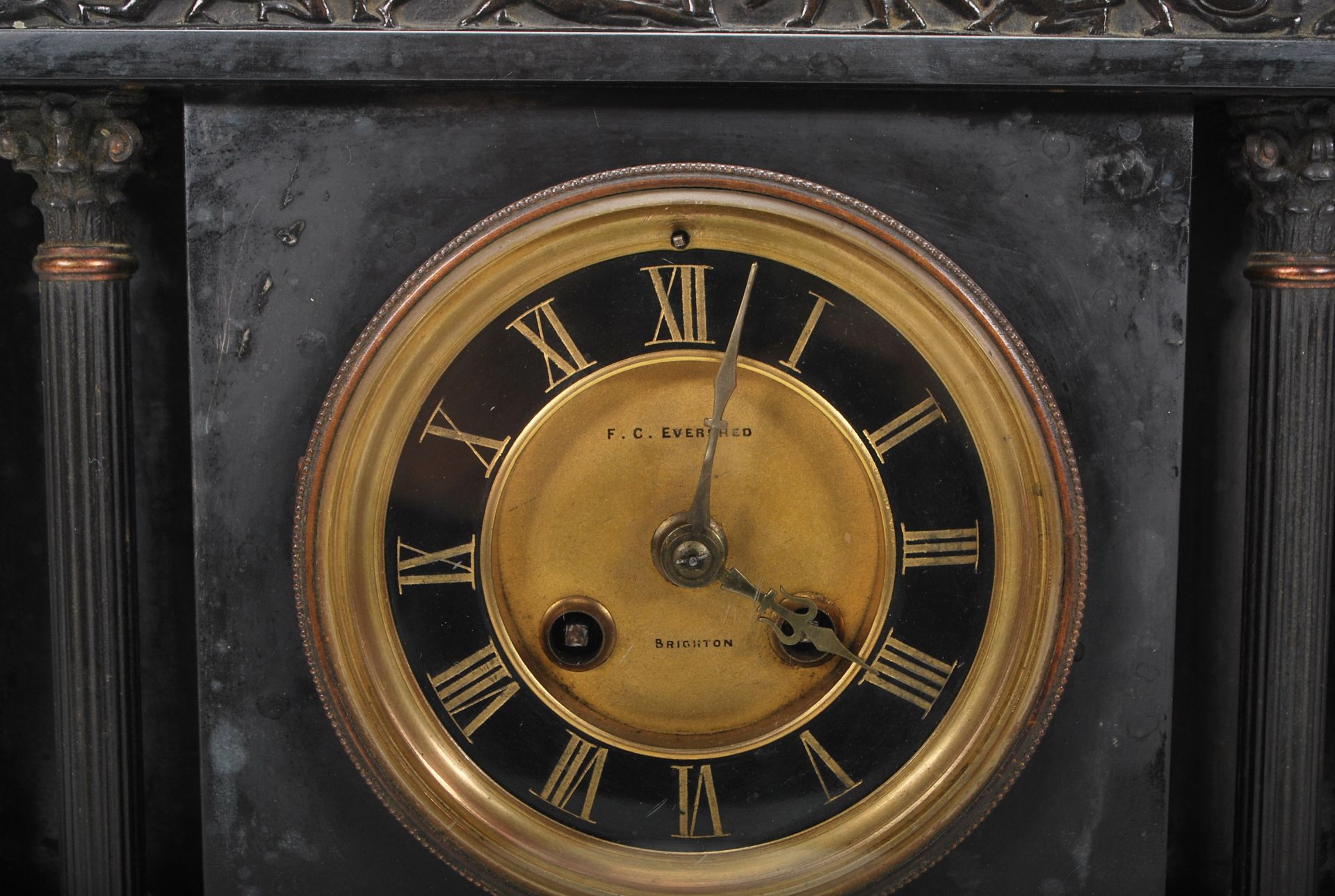 A Victorian 19th century marble & slate mantel clock. Inset brass 8 day movement with gilded chapter - Image 4 of 8