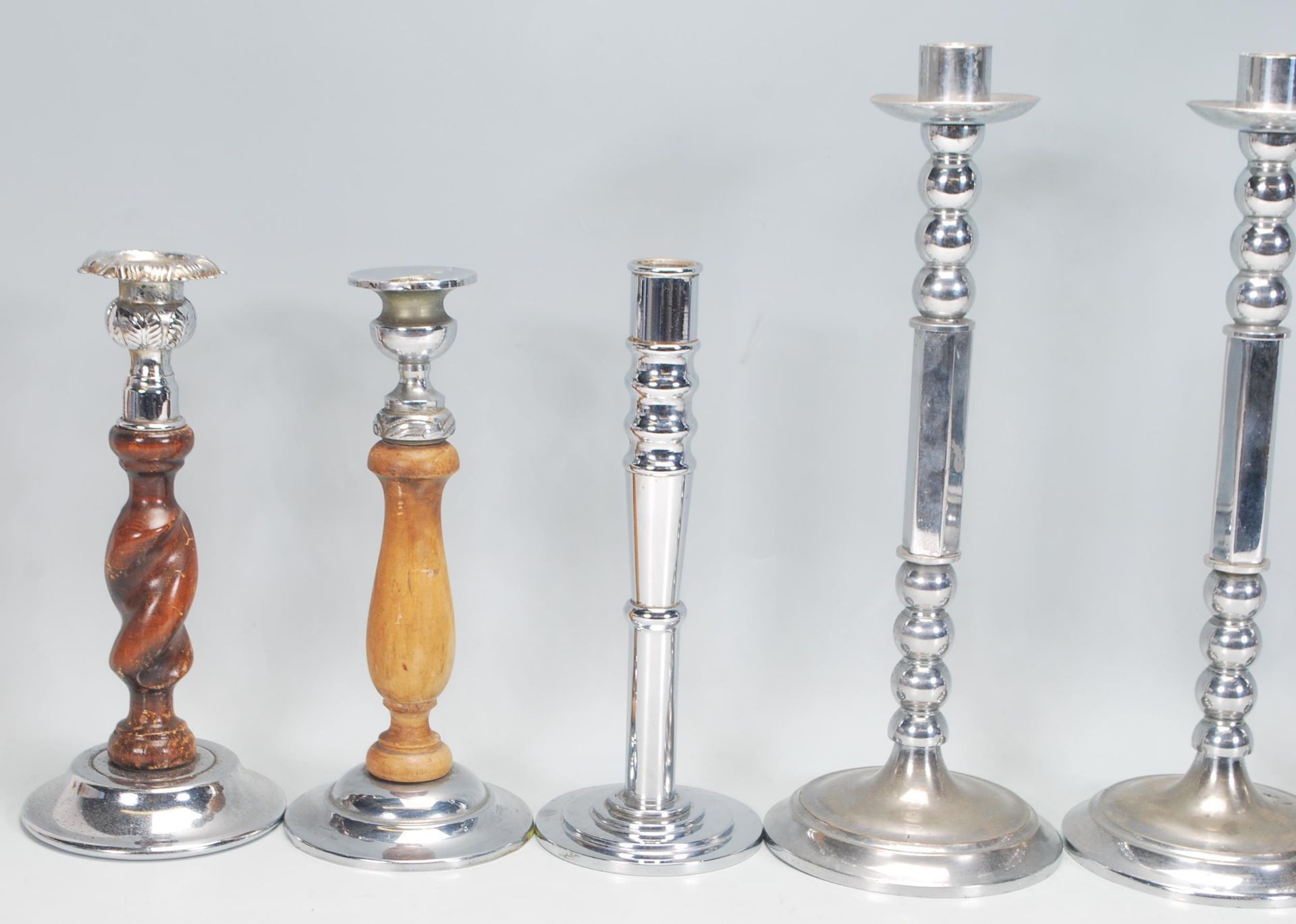 A good group of early 20th Century Art Deco candlesticks in matching pairs to include a heavy pair - Bild 8 aus 8