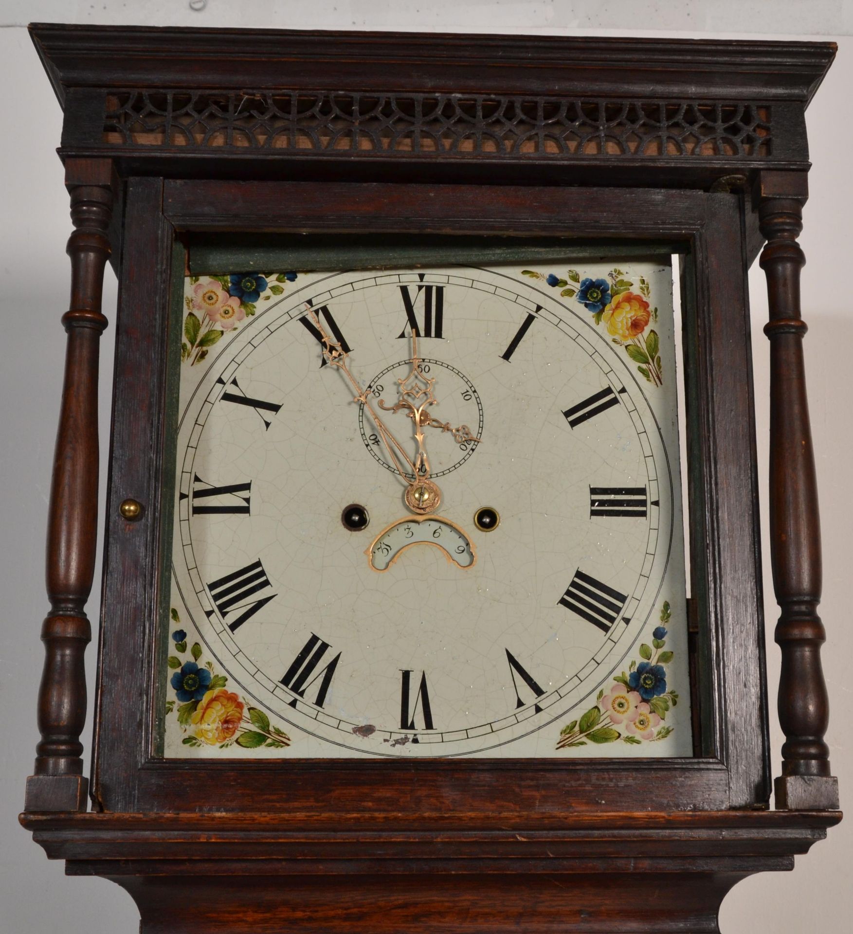 A 19th Century oak cased grandfather / longcase clock having a painted face with floral decoration - Bild 5 aus 5