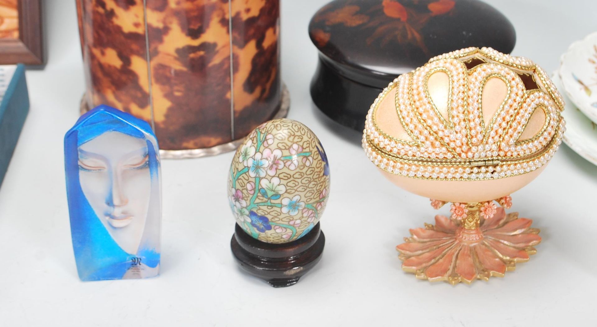 A selection of ornamental items to include a cloisonne egg and scent bottle, faux tortoise shell tea - Bild 5 aus 10