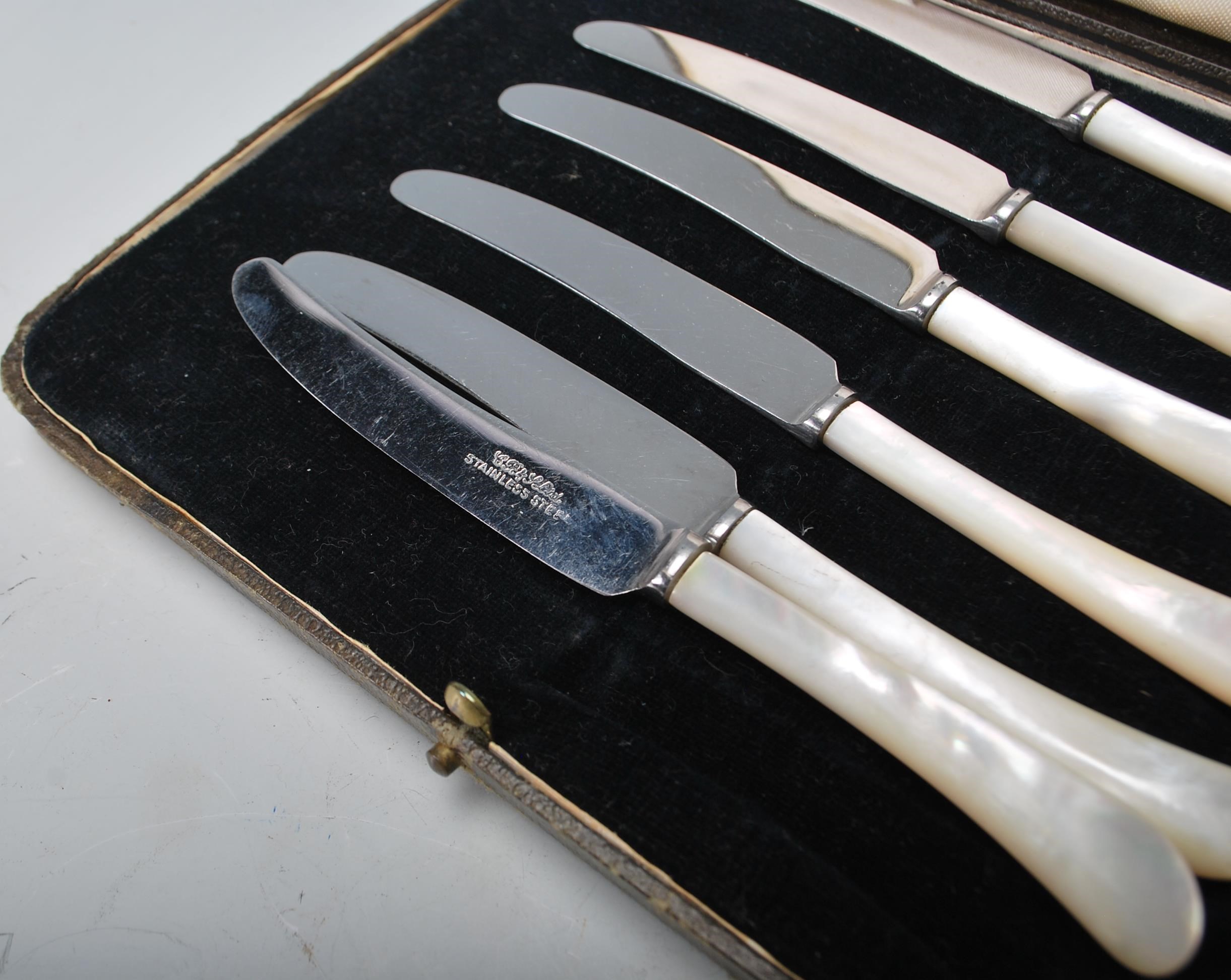 Two boxed sets of six silver hallmarked tea spoons to include a set of R W Hewett & Co spoons having - Image 7 of 10