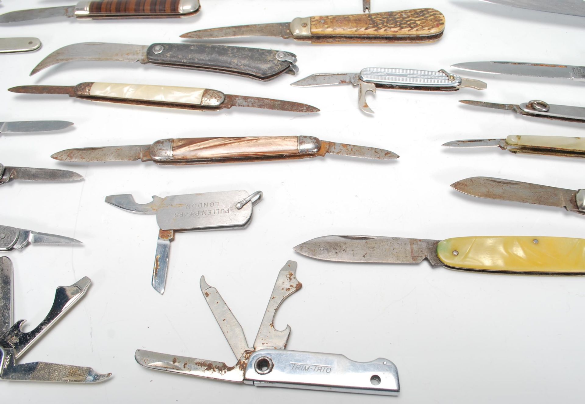 A collection of pocket knives of varying sizes and designs to include a Good Year advertising - Bild 5 aus 8