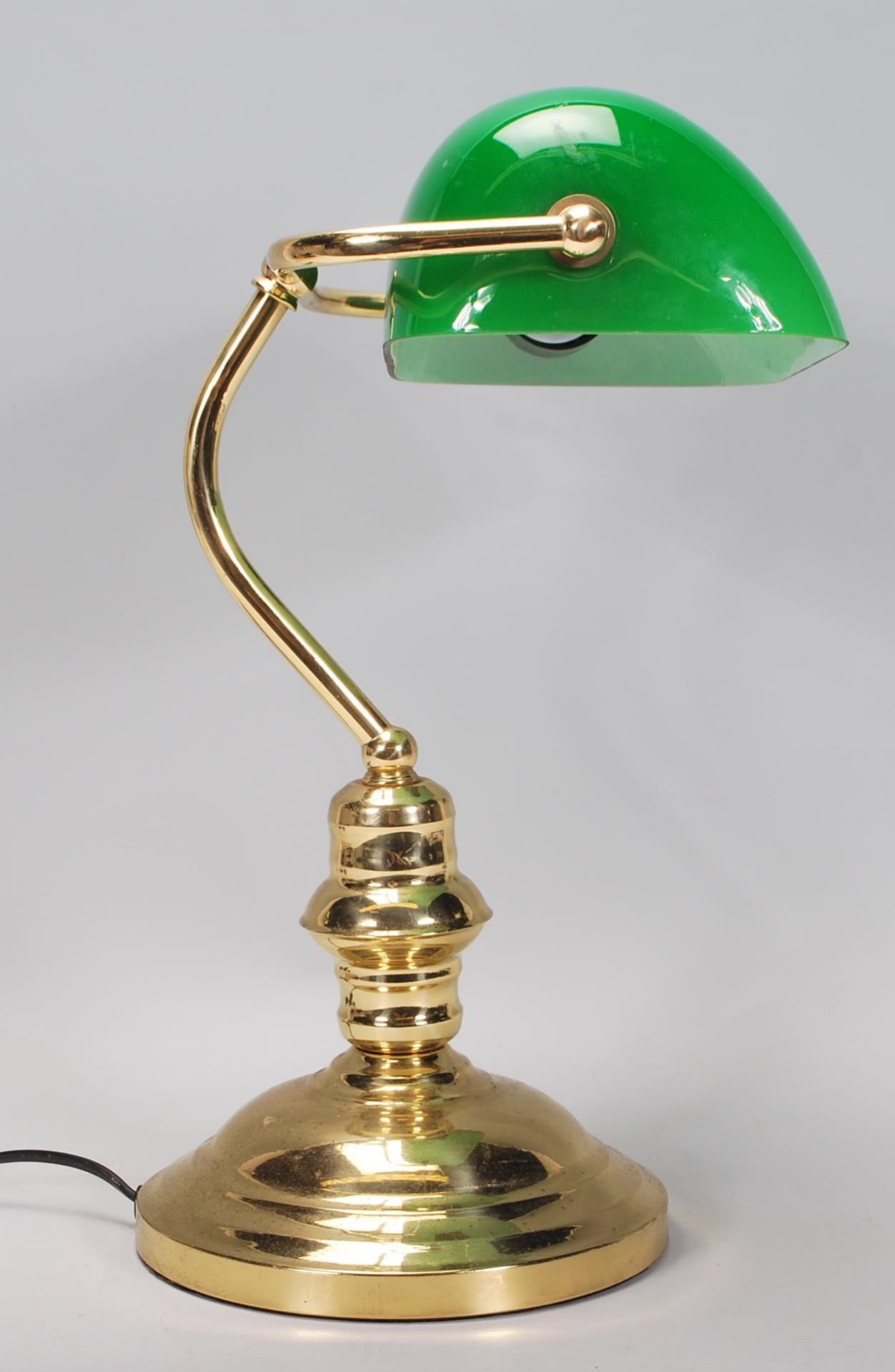 A vintage style bankers desk lamp having an adjustable green glass shade raised on a brass support - Bild 3 aus 5