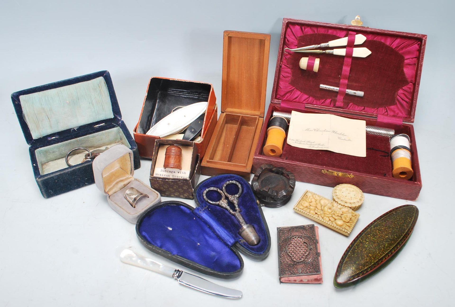 Sewing Related - A small collection of sewing items dating from the early 20th Century to include an - Bild 2 aus 22
