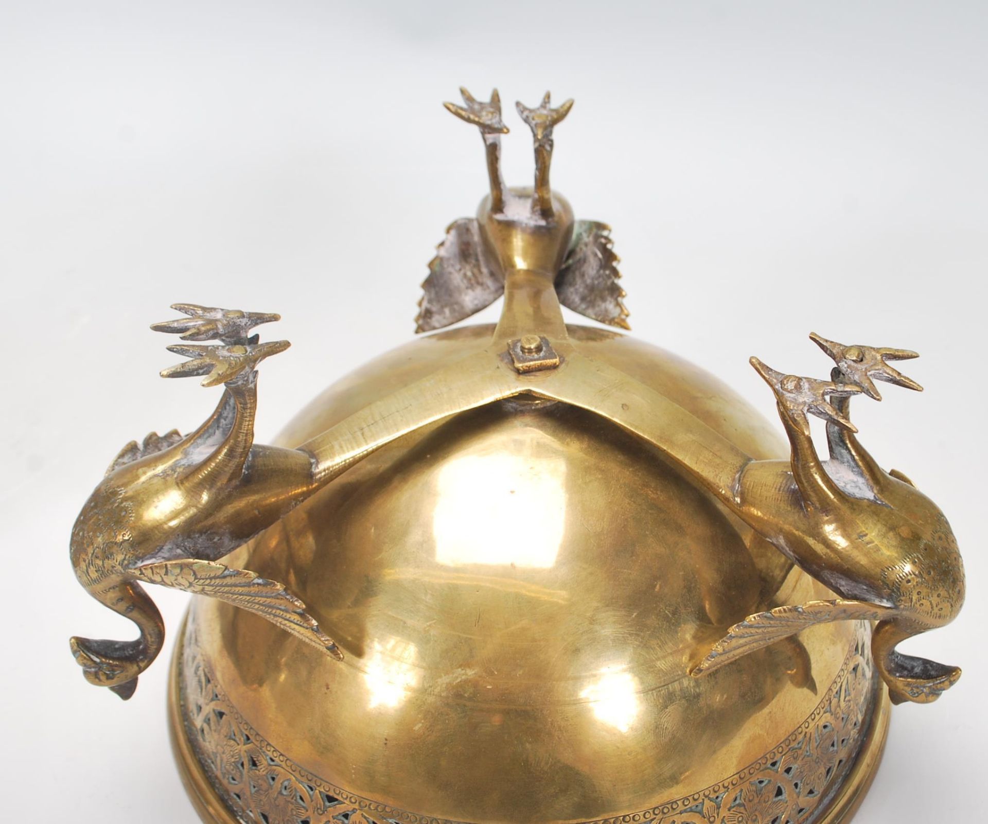 A 20th Century Indian brass centrepiece lidded bowl raised on three modelled peacocks with spread - Bild 7 aus 7