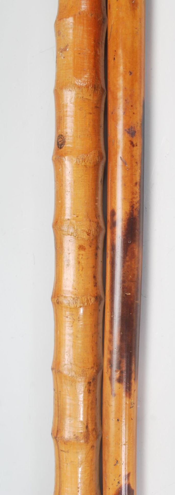 A pair of 20th century wooden walking sticks, having deer antler handle on a bamboo effect shaft - Bild 6 aus 7