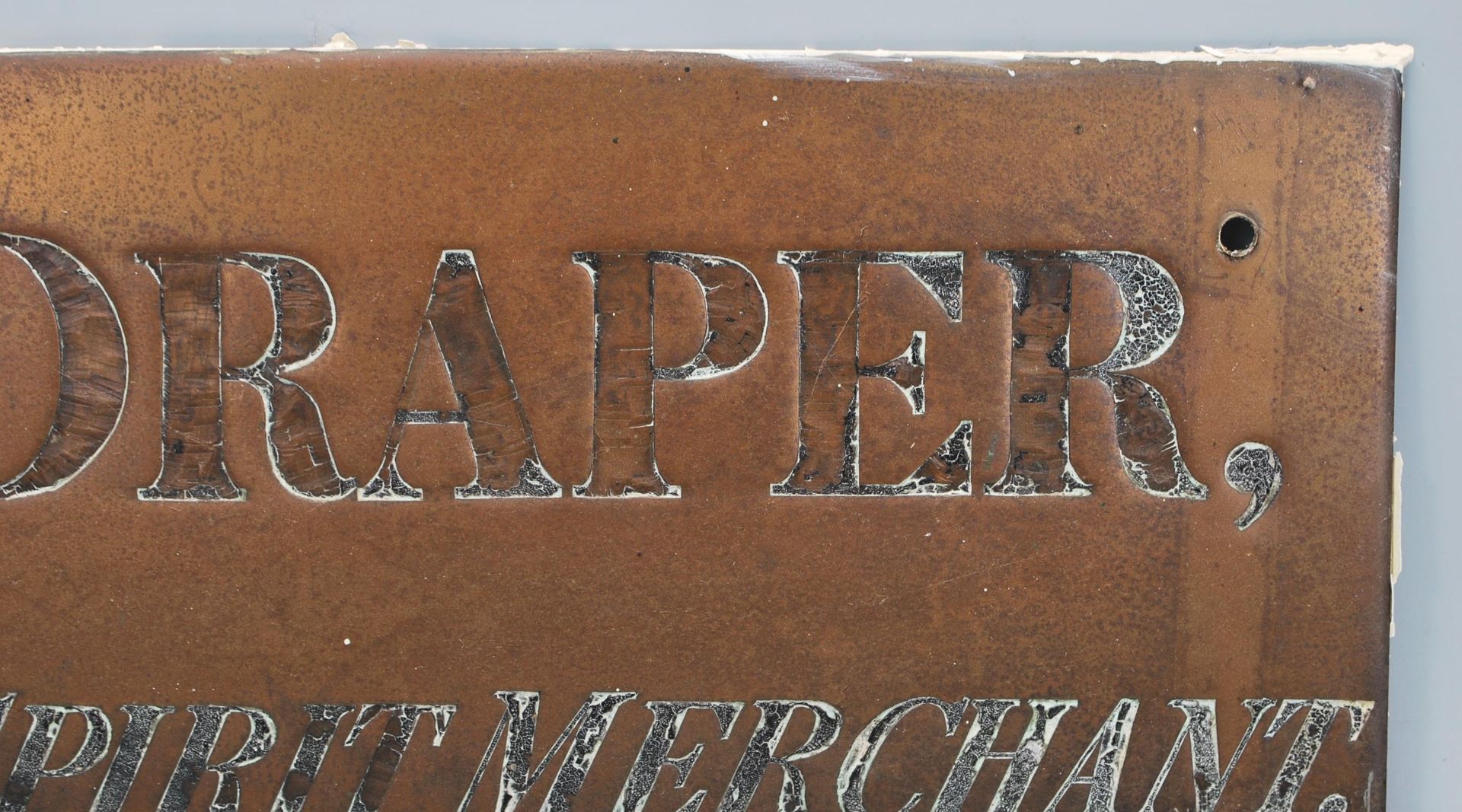 A vintage early 20th Century brass advertising shop sign / plaque engraved  ' Mrs. Draper Wine & - Bild 3 aus 6