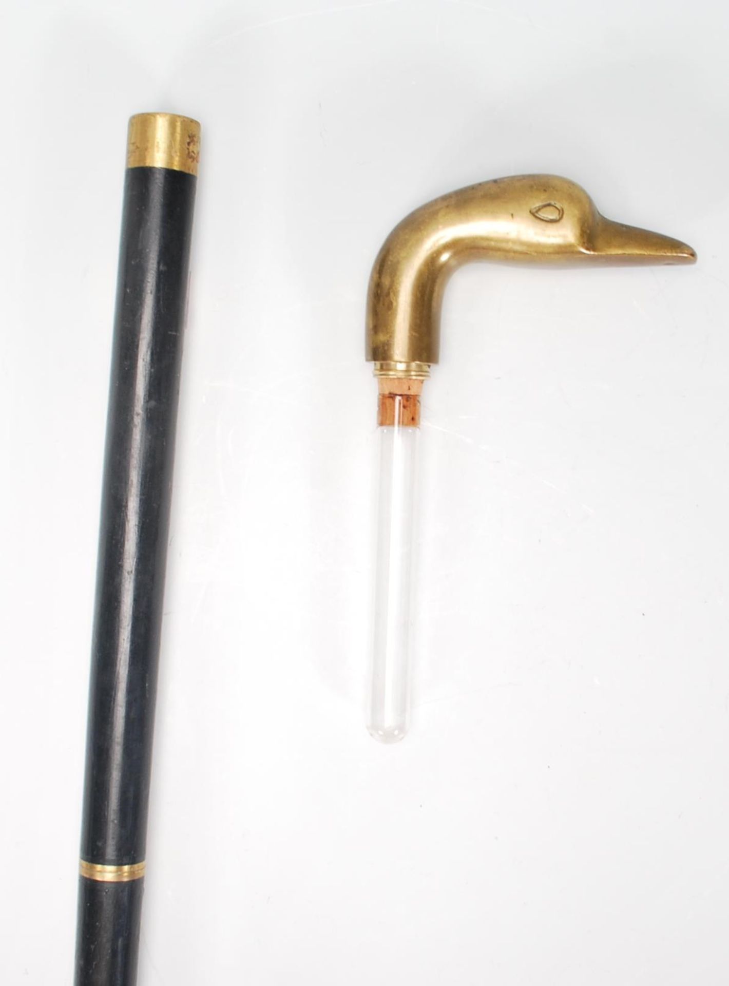 A vintage 20th Century walking stick cane having a tapering ebonise shaft with a cast brass handle - Bild 7 aus 9