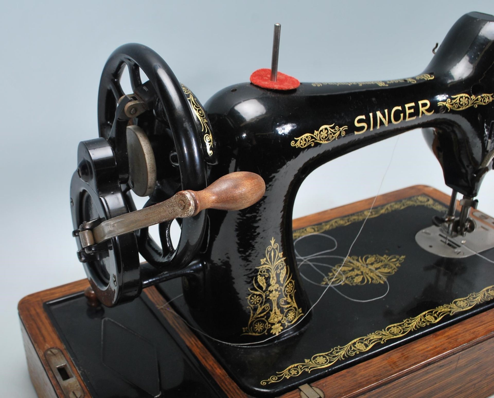 A vintage early 20th century Oak cased dome top Singer Sewing machine. Good dome carry case with the - Bild 4 aus 11