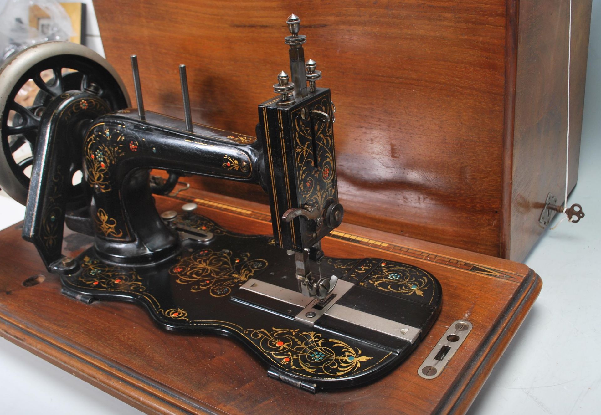 An Edwardian mahogany inlaid cased Singer sewing machine, the case complete with the key housing - Bild 3 aus 5