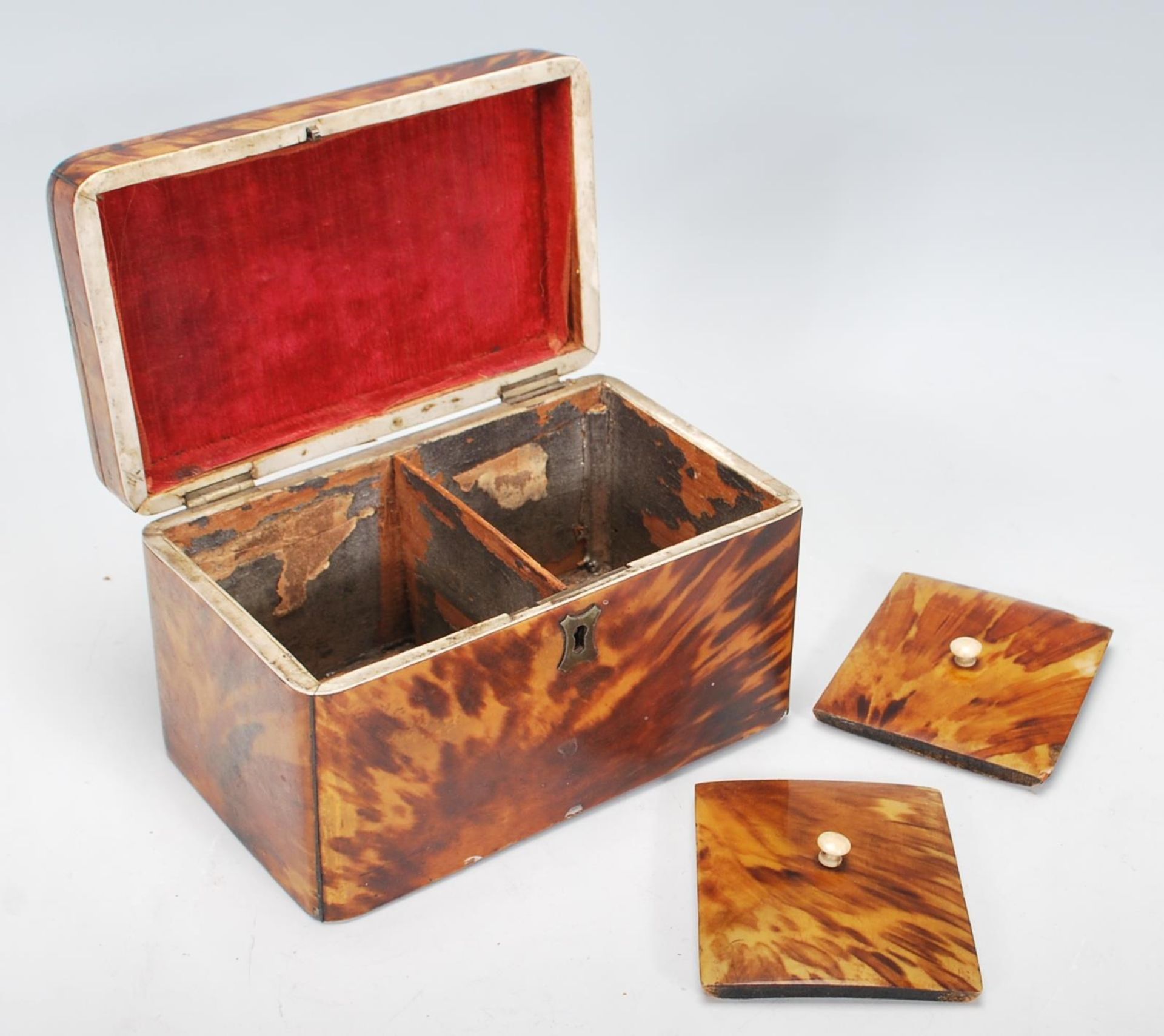 A 19th Century Victorian tortoise shell two division tea caddy with a hinged lid and two sections to - Bild 6 aus 8