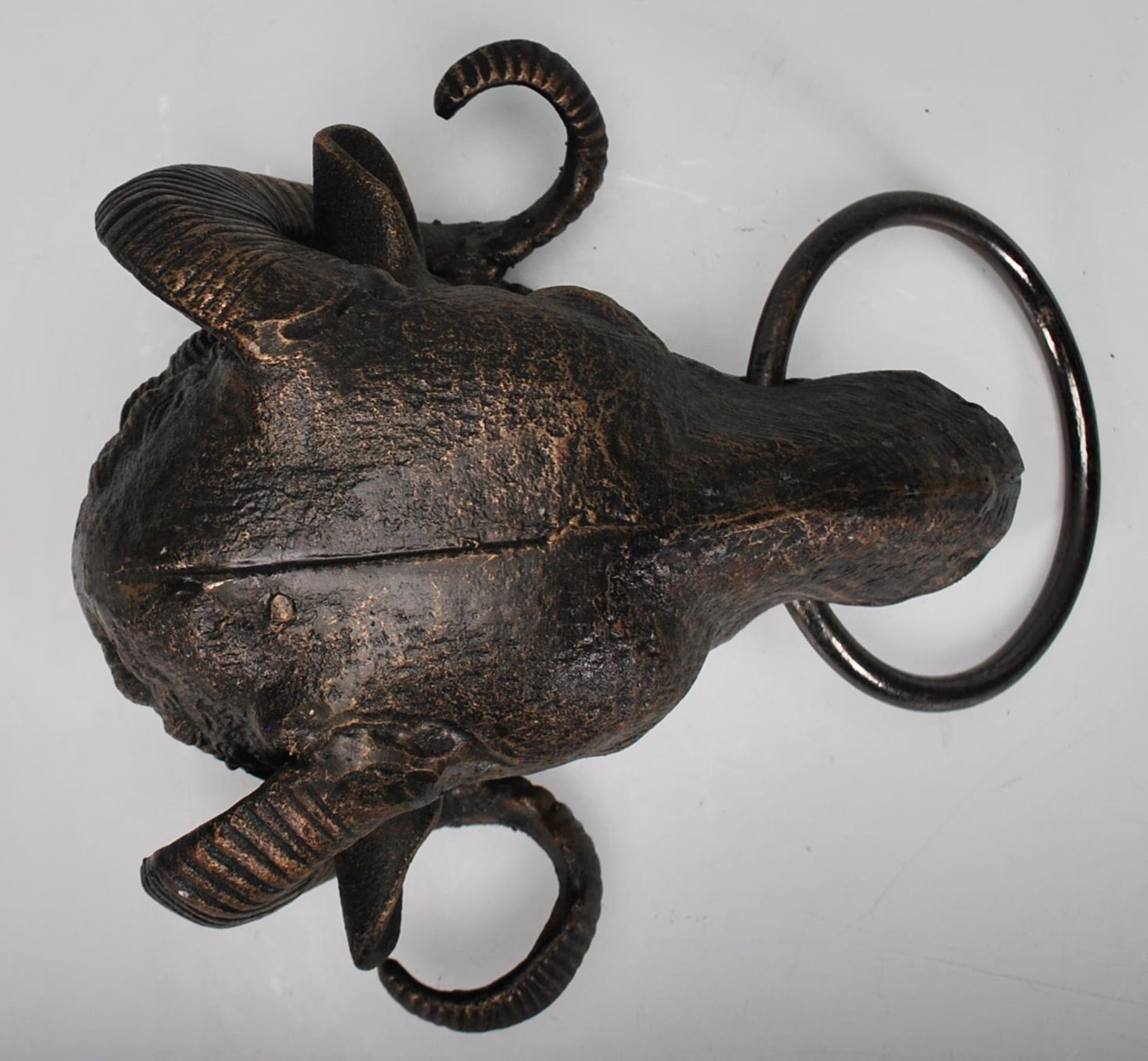 An antique style cast iron door knocker in the form of a Rams head. Measures 13 cm high x 21 cm - Bild 6 aus 7