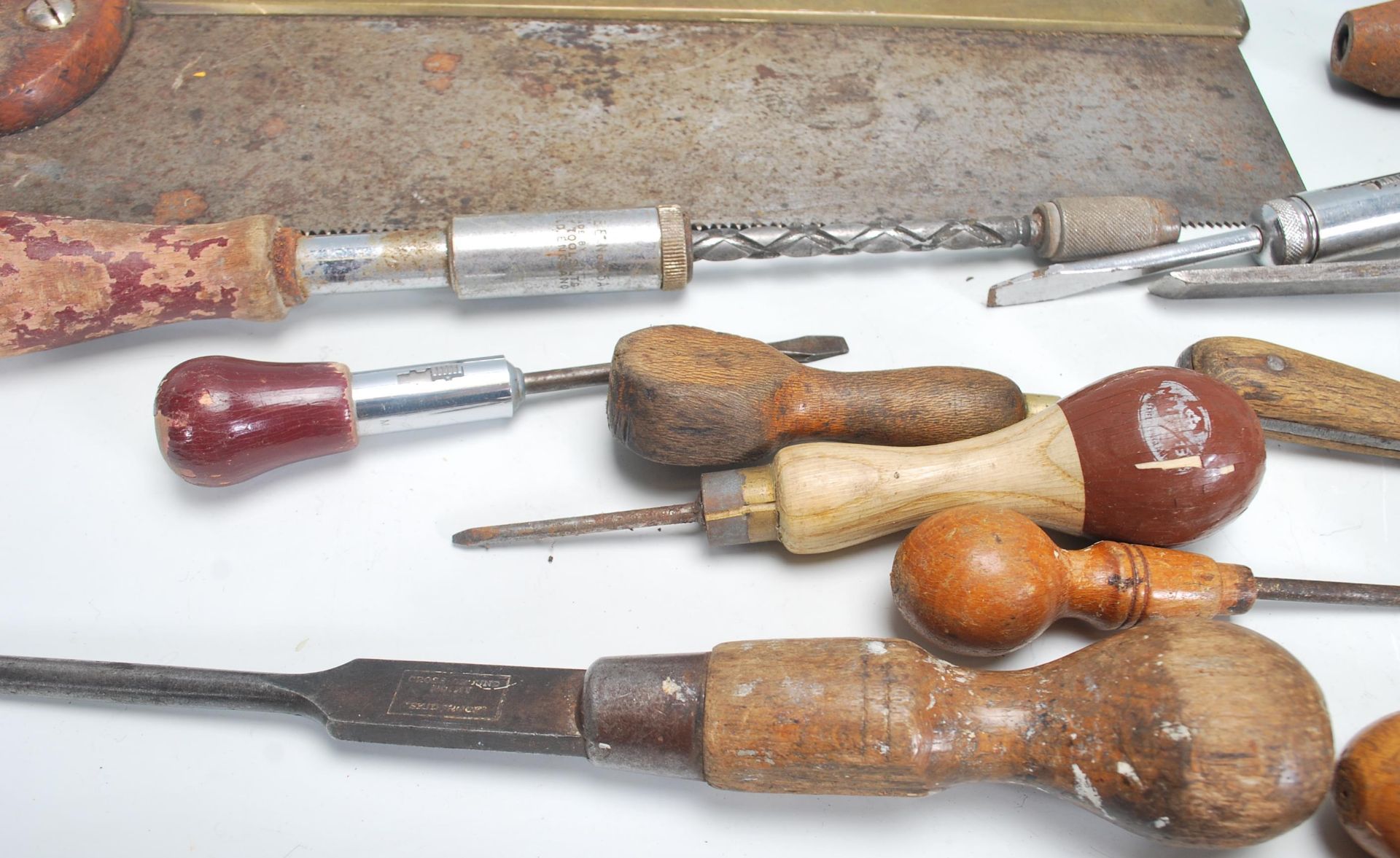 A good selection of antique / vintage woodworking and other tools to include a brass mounted saw, - Bild 2 aus 8