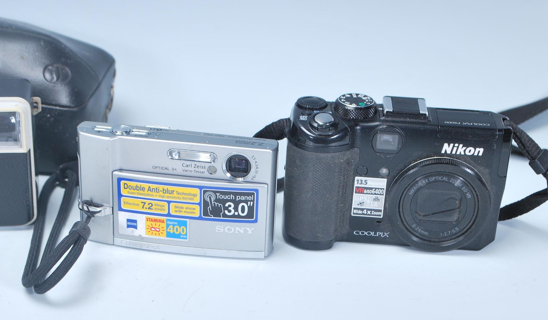 A collection of vintage and later cameras to include a Asahi Pentax Spotmatic 2667559 within - Bild 2 aus 5