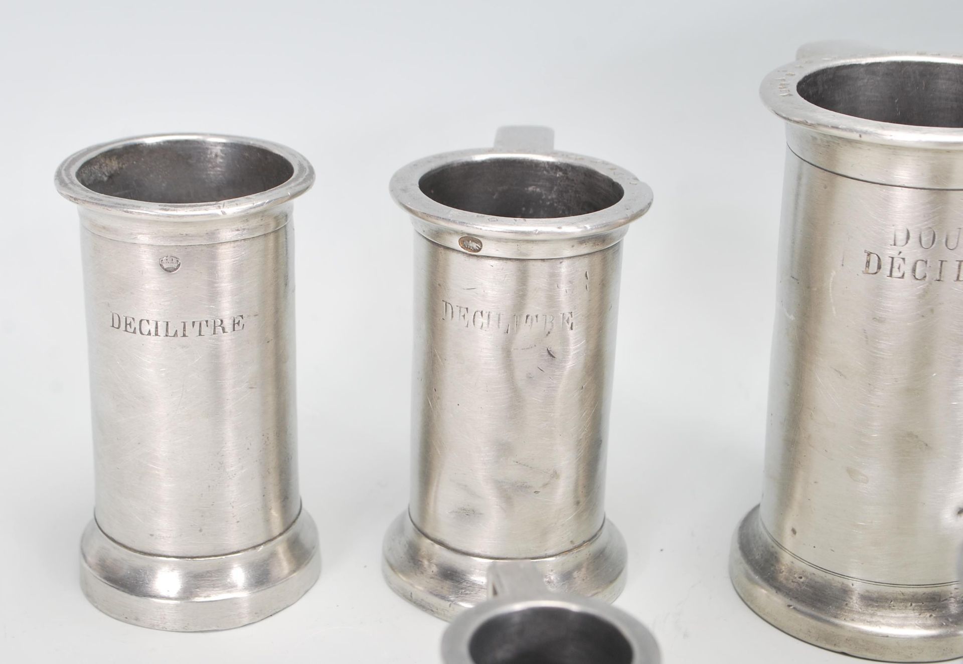 A group of 19th Century French pewter measuring tankards of graduating sizes. Many bearing stamps to - Bild 5 aus 10