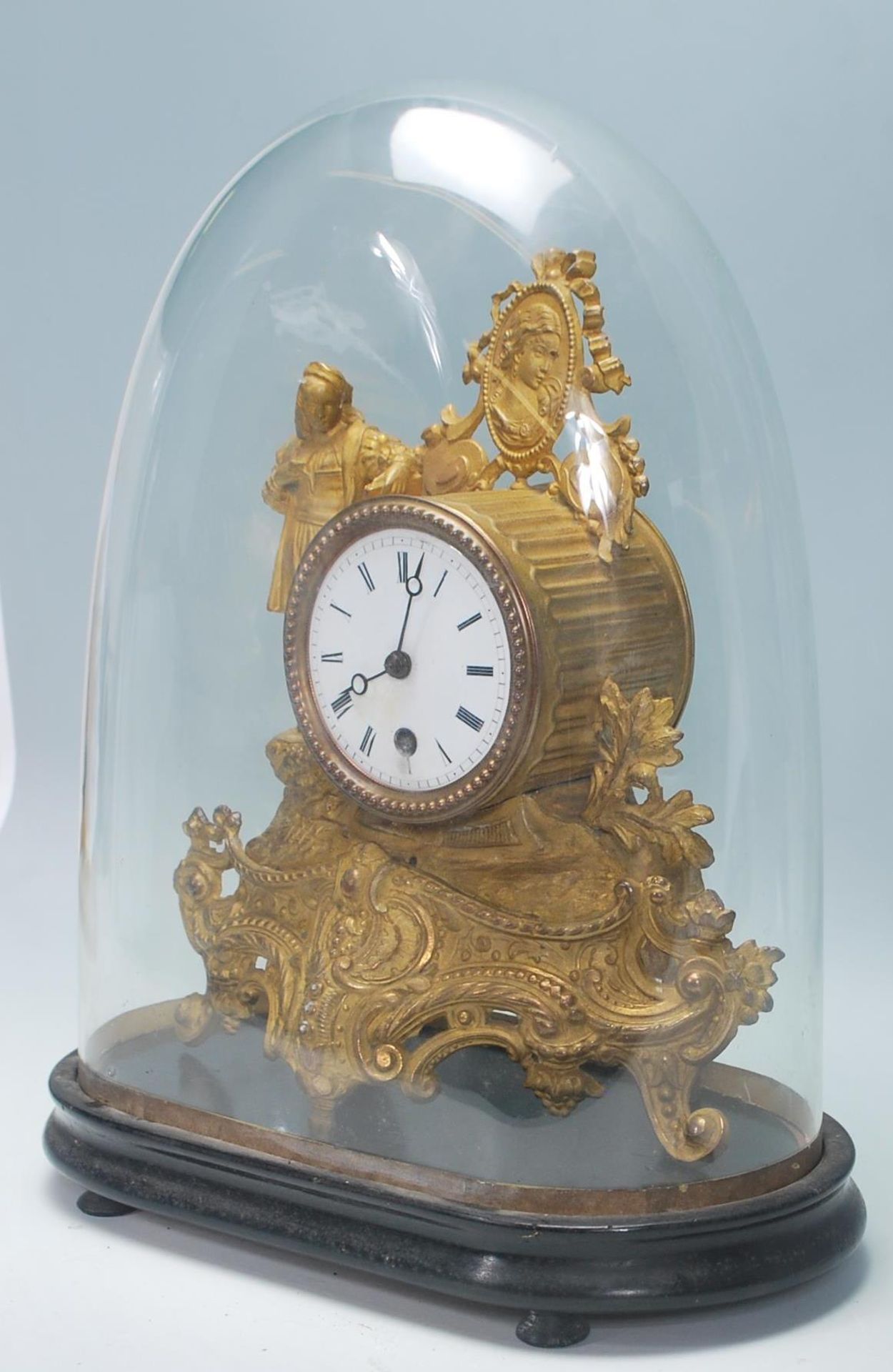A 20th Century french style domed mantel clock having a round face with a roman numeral chapter ring - Bild 3 aus 6
