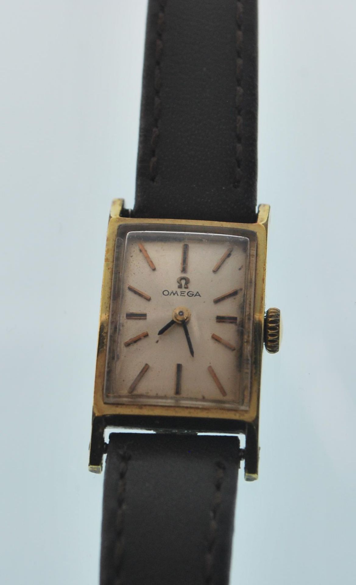 A vintage 1970's ladies Omega wrist watch having a rectangular face with a champagne dial with - Bild 3 aus 9