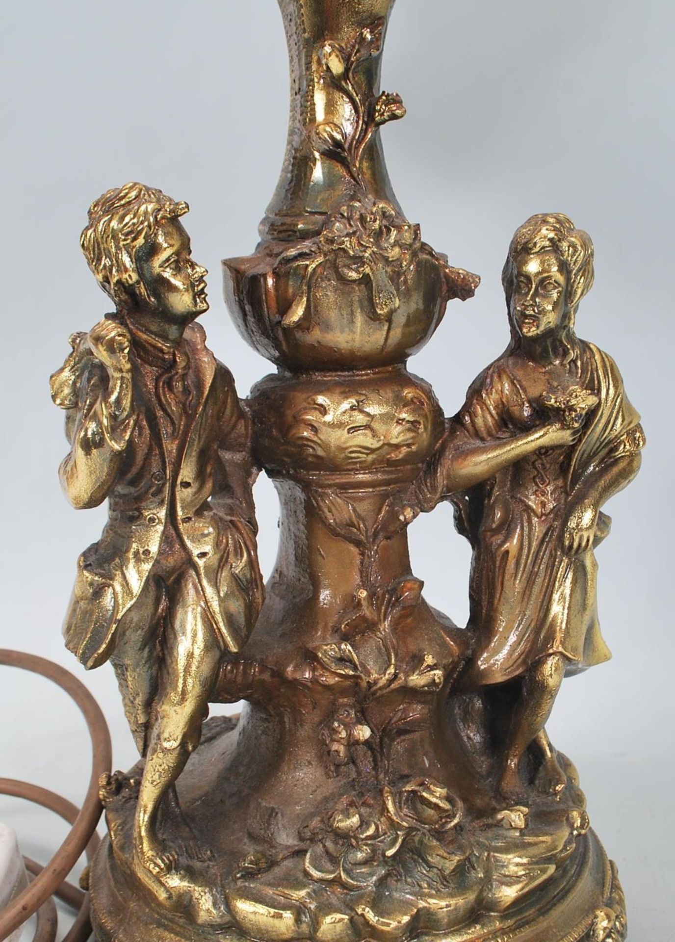 A vintage 20th Century gilt resin table lamp having moulded classical figures with floral moulded - Bild 3 aus 5