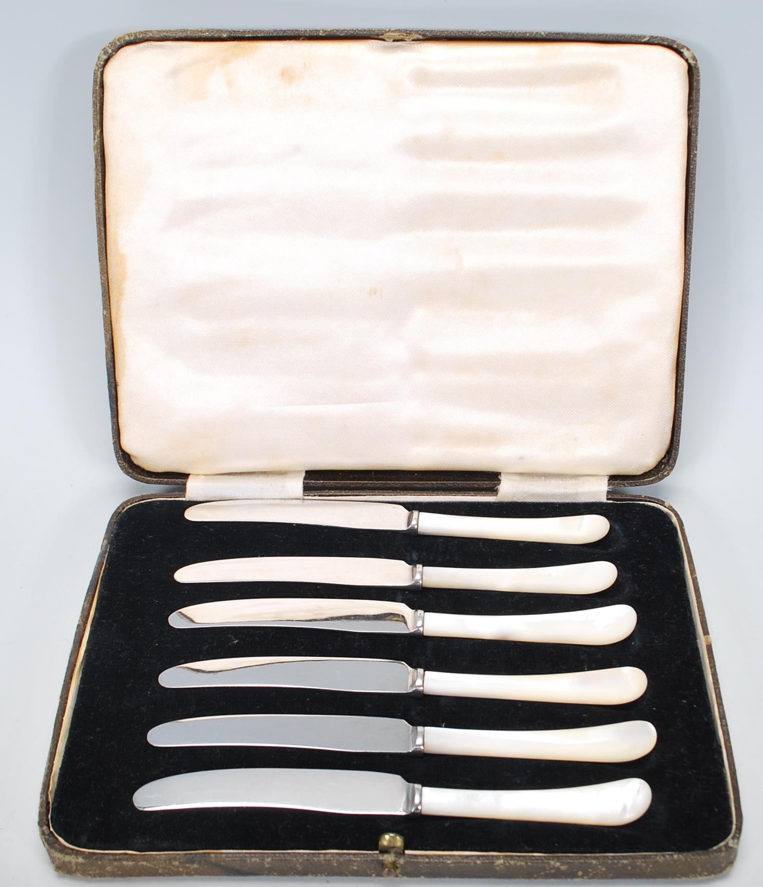 Two boxed sets of six silver hallmarked tea spoons to include a set of R W Hewett & Co spoons having - Image 5 of 10