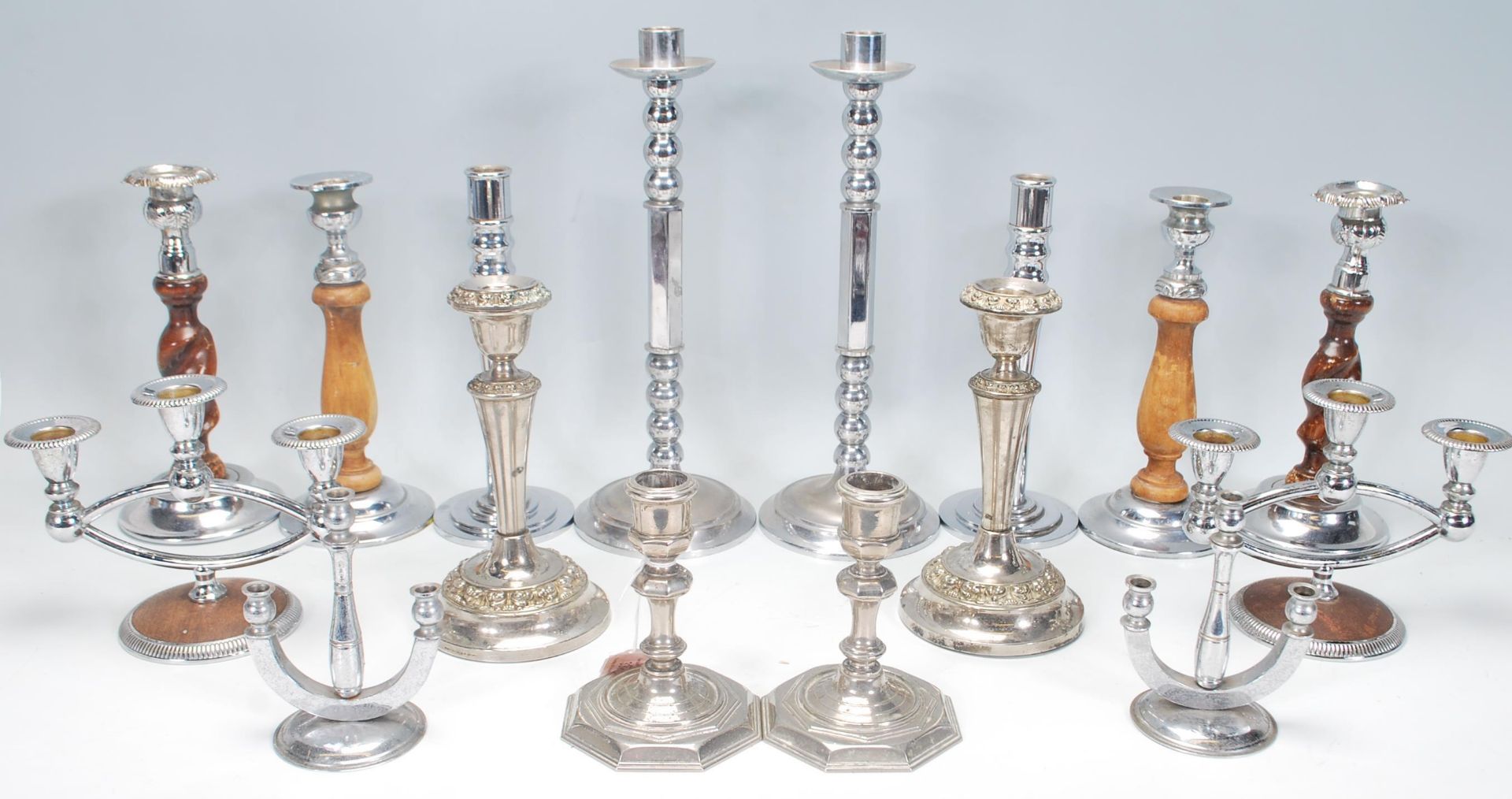 A good group of early 20th Century Art Deco candlesticks in matching pairs to include a heavy pair - Bild 2 aus 8
