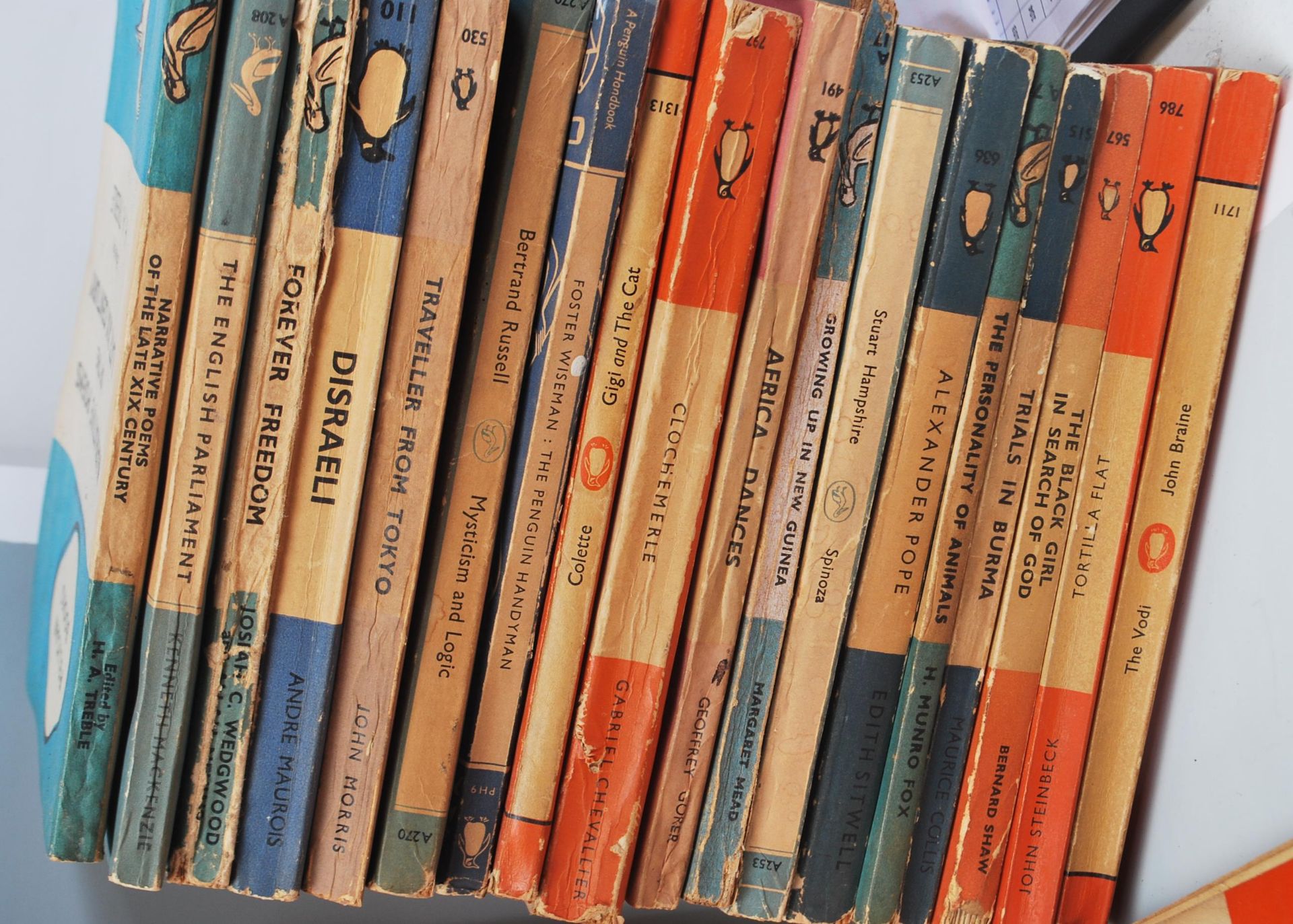 A collection of vintage paperback books by Penguin and Pelican. Various titles to include Forever - Bild 6 aus 6
