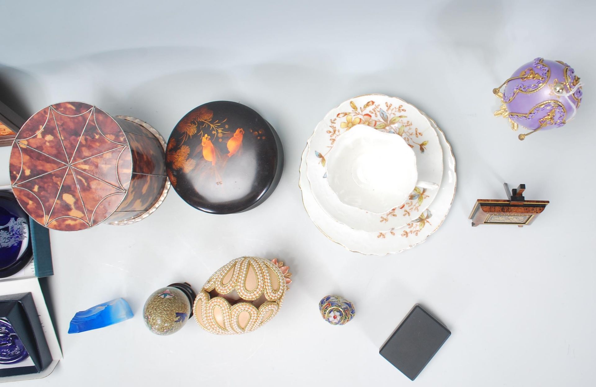 A selection of ornamental items to include a cloisonne egg and scent bottle, faux tortoise shell tea - Bild 8 aus 10