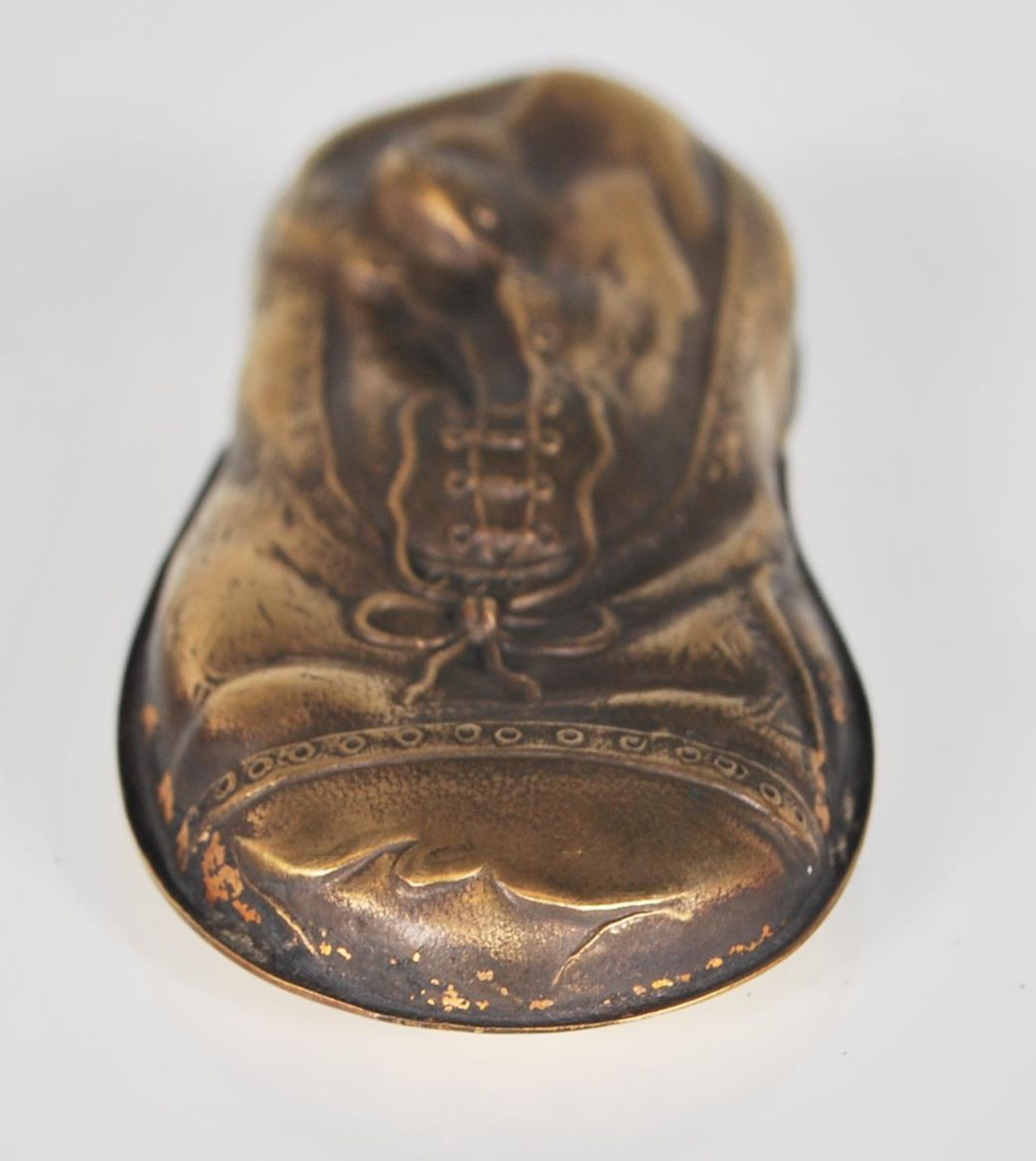 A brass vesta case in the unusual form of a shoe. The case features detail such as shoe laces and - Bild 3 aus 5