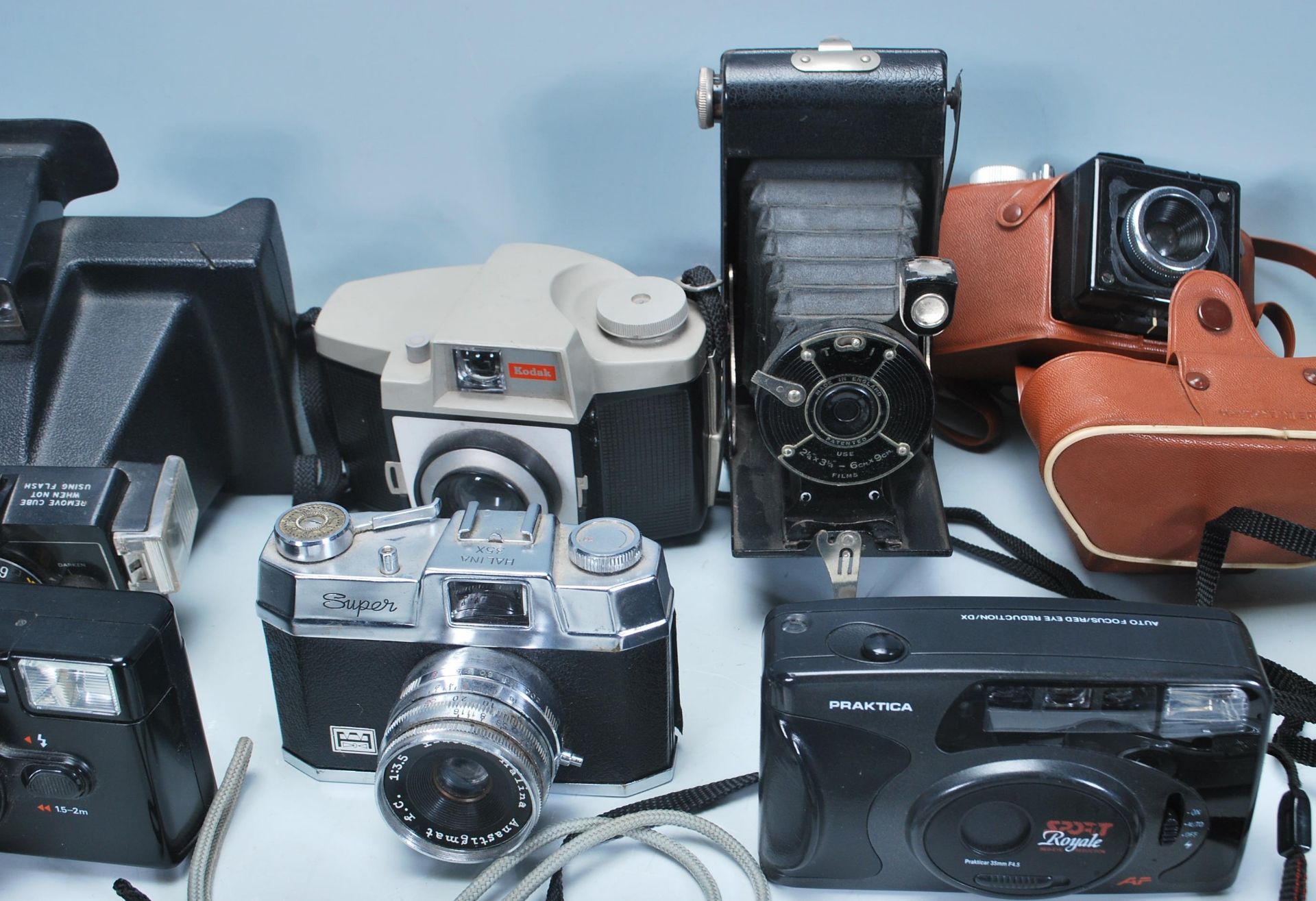 A large collection of 20th century vintage 35mm photography cameras to include: Halina 35X Super, - Bild 3 aus 6