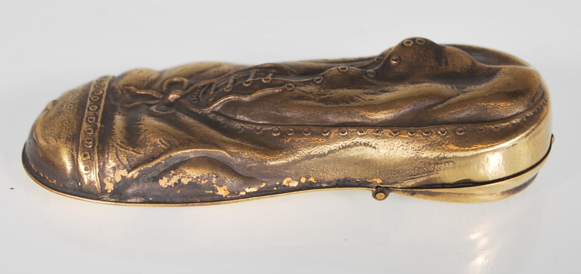 A brass vesta case in the unusual form of a shoe. The case features detail such as shoe laces and - Bild 2 aus 5