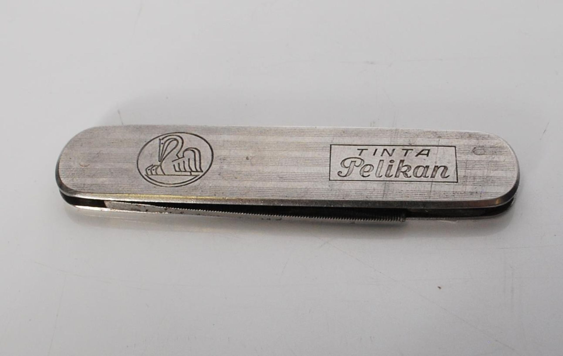 A collection of vintage 20th Century fruit knives to include some advertising examples, celluloid - Bild 5 aus 8