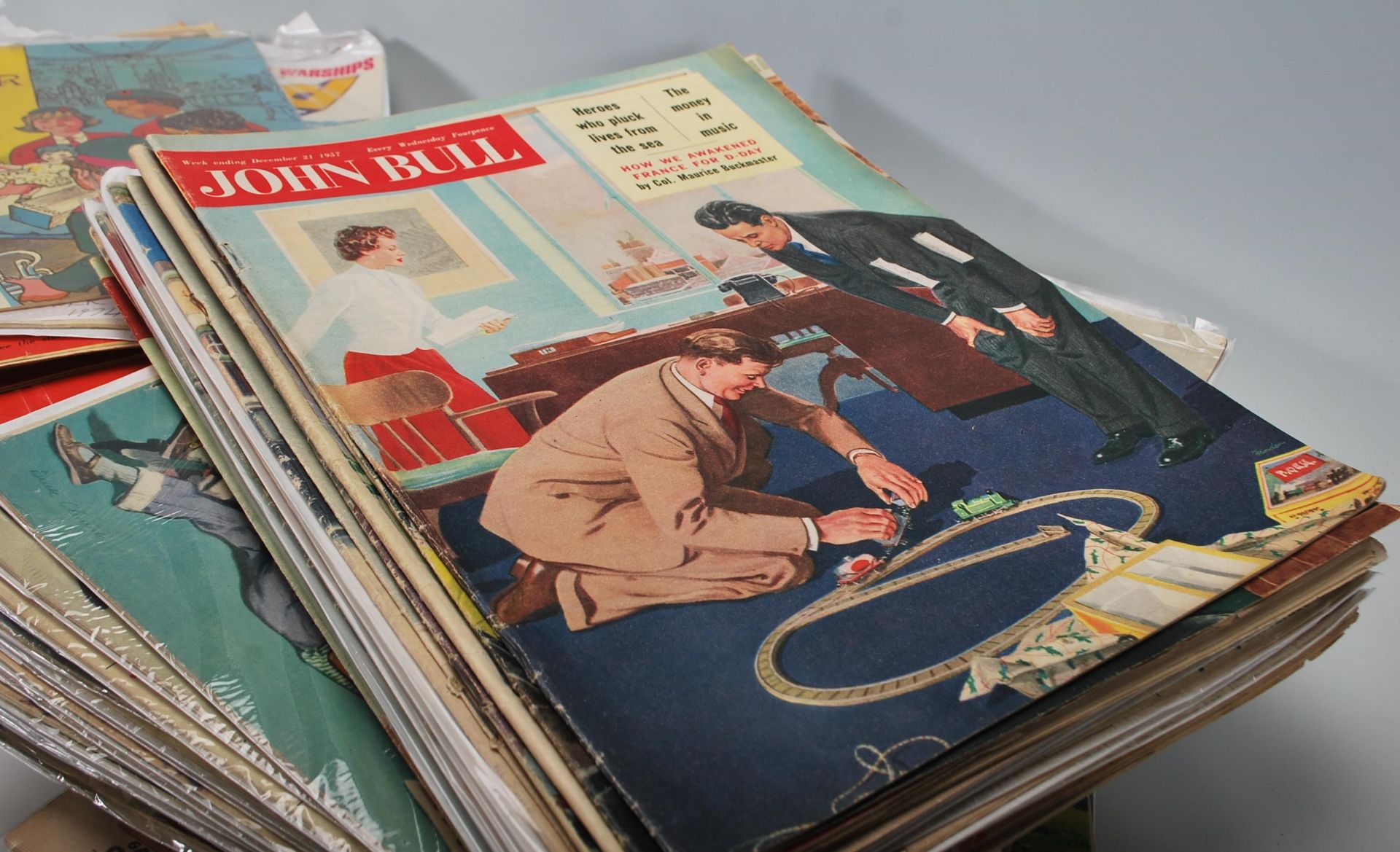 A large collection mixed vintage 20th Century magazines and comics to include a selection of John - Bild 2 aus 13