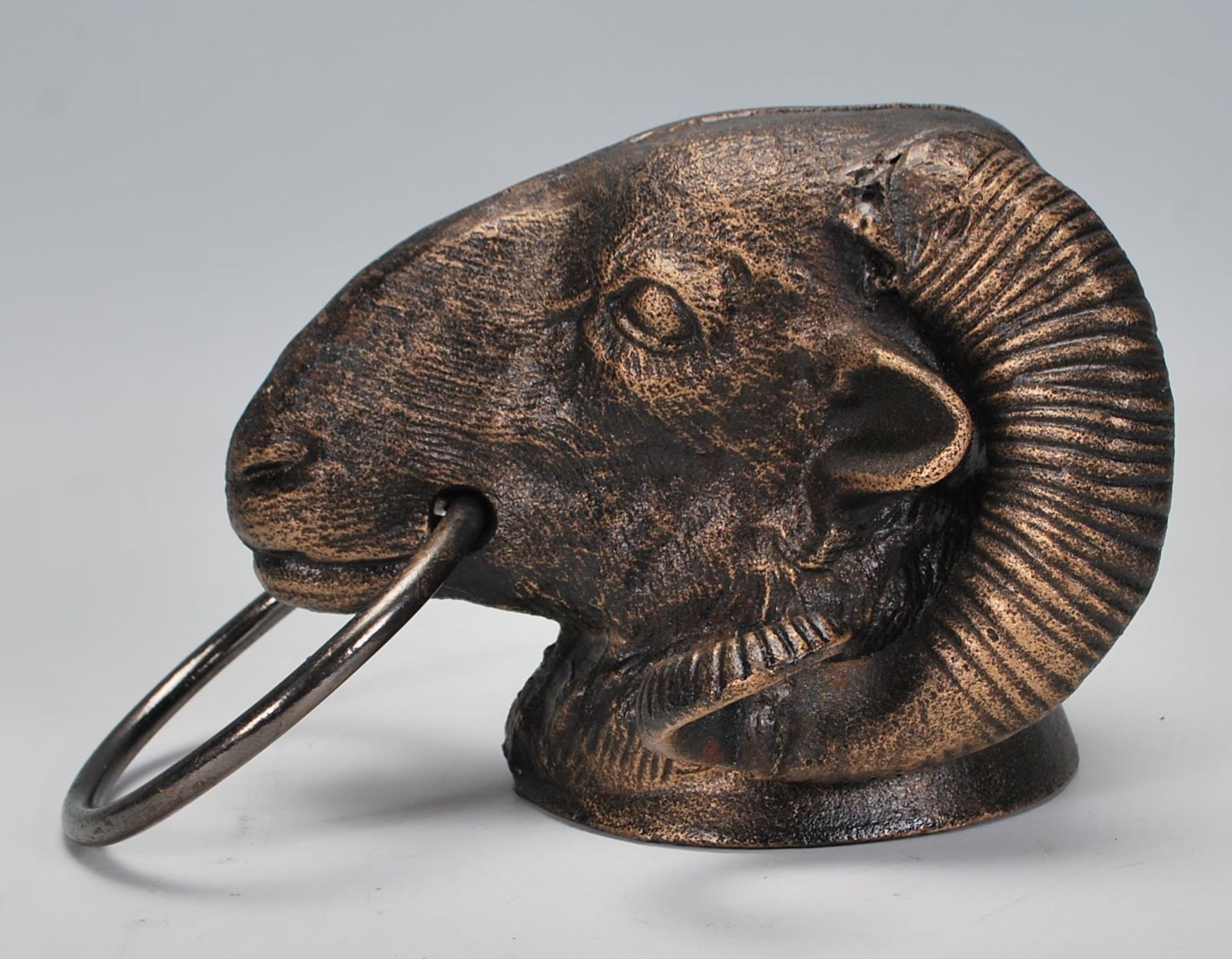 An antique style cast iron door knocker in the form of a Rams head. Measures 13 cm high x 21 cm - Bild 2 aus 7