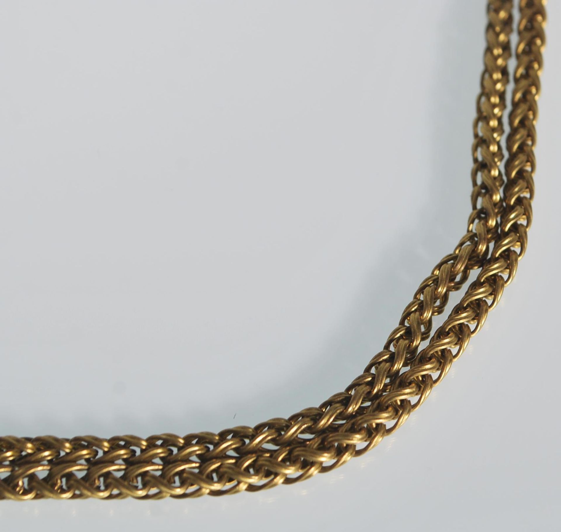 A 20th Century brass guard watch chain with woven links and a spring ring clasp. Measures: 62 - Bild 3 aus 5