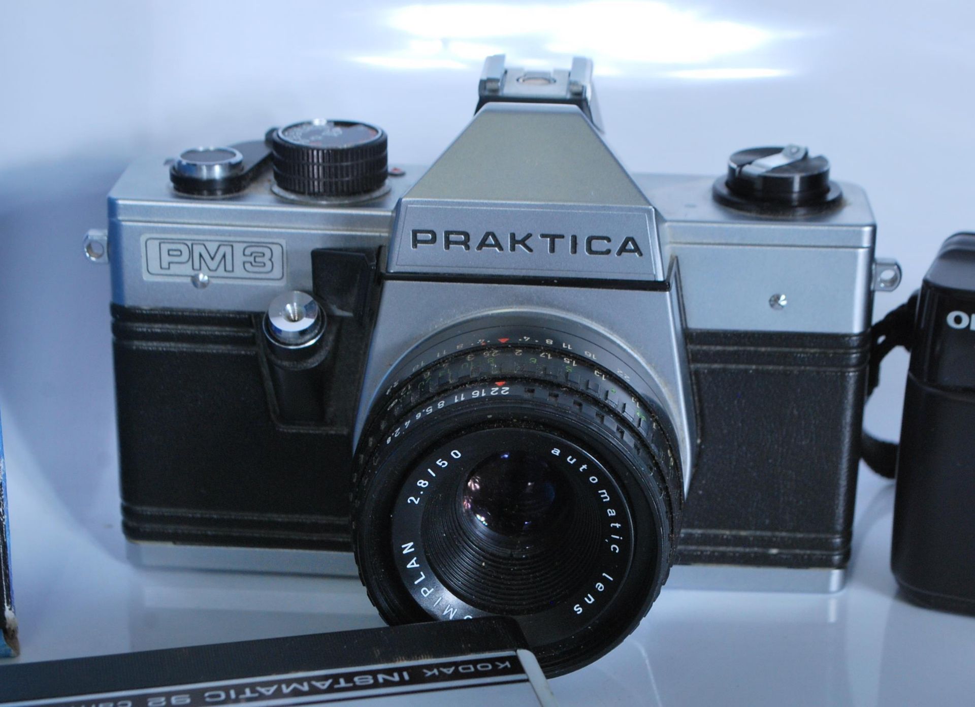 A collection of vintage cameras to include a Praktica PM3 film camera fitted with a domiplan - Bild 2 aus 6