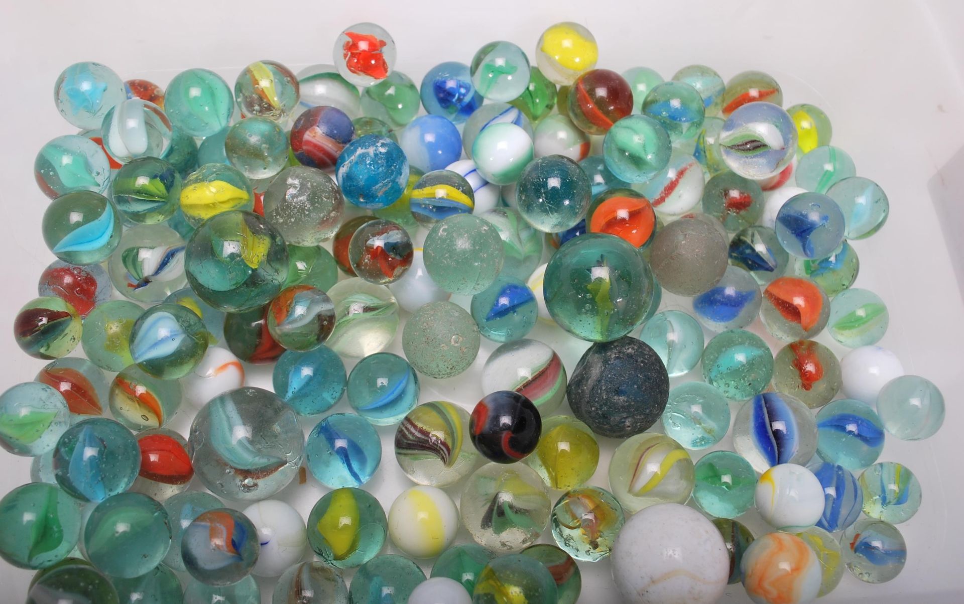 A good collection of early 20th century and later mixed marbles, approximately 150, to include - Bild 2 aus 4