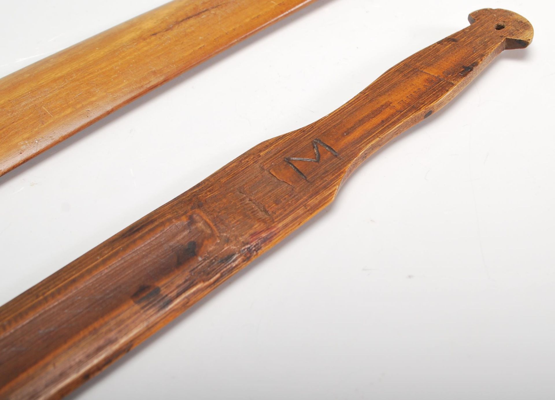 A mid century olivewood magazine / page turner with hand painted decoration and notation, possibly - Bild 8 aus 9