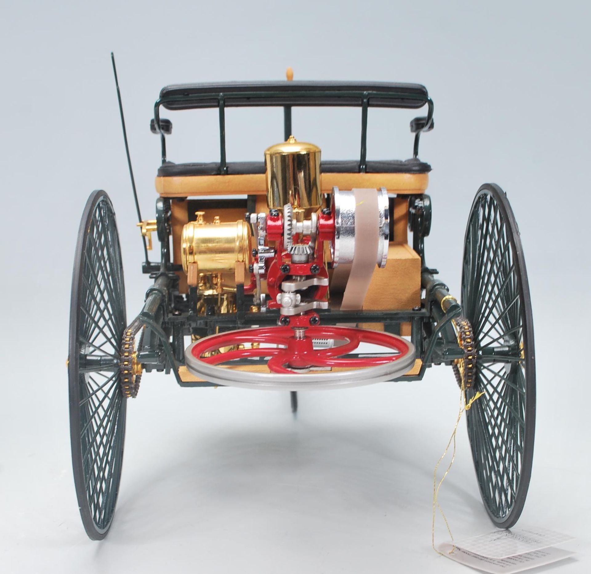 A Franklin Mint Precision Model of a Mercedes Benz 1886 patent motorwagen, Patentschrift no.37435 - Bild 5 aus 7