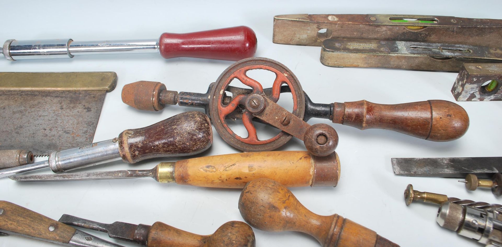 A good selection of antique / vintage woodworking and other tools to include a brass mounted saw, - Bild 4 aus 8