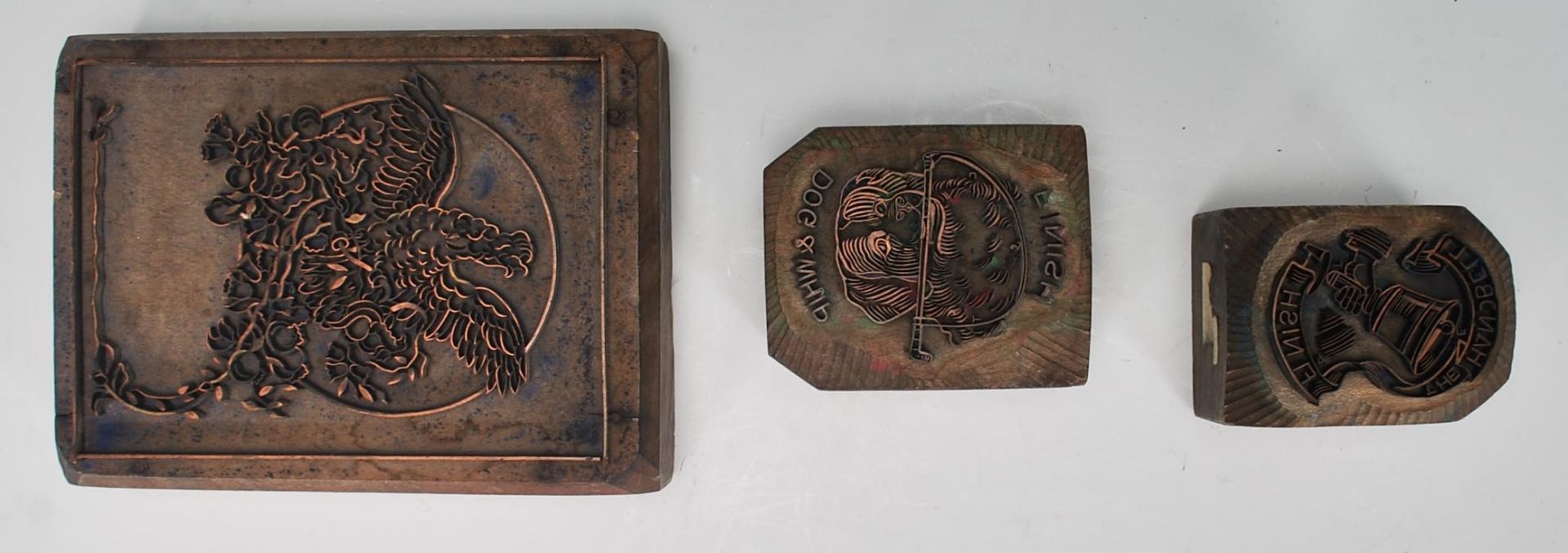 A group of three 20th Century wooden printing blocks one depicting a bird in flight, one reading ' - Bild 4 aus 6